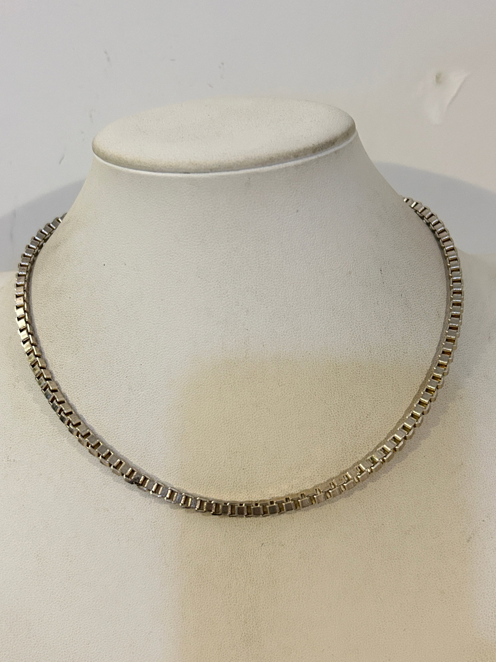 Vintage Sterling Silver Heavy Box Chain Necklace Italy Milor 31 grams 17 1/2": Vintage Sterling Silver Heavy Box Chain Necklace Italy Milor 31 grams 17 1/2" Please view all photos as they are part of the description and condition of this Item, Feel free to contact me with questi