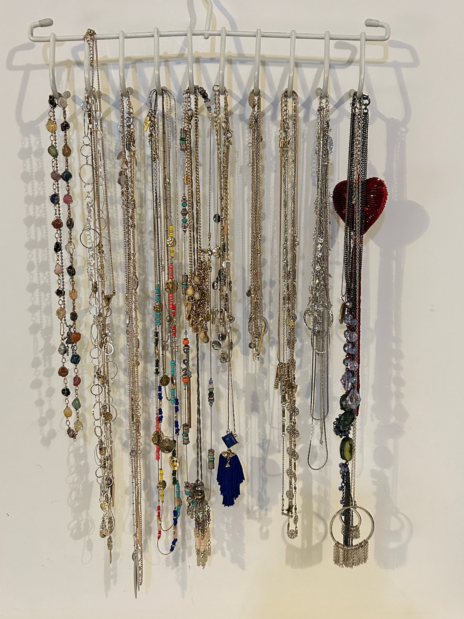 Vintage Lot of Necklaces with hanger: Vintage Lot of Necklaces with hanger Please view all photos as they are part of the description and condition of this Item, Feel free to contact me with questions or picture requests! Used Item AS IS