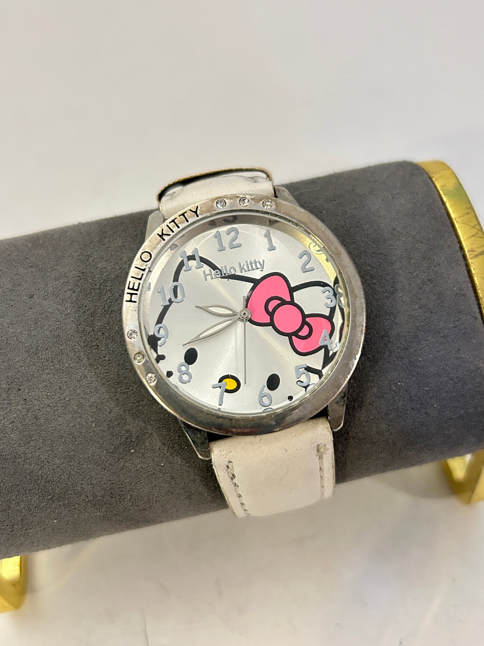 Hello Kitty Children Fashion Wrist Watch needs bat: Hello Kitty Children Fashion Wrist Watch needs bat Please view all photos as they are part of the description and condition of this Item, Feel free to contact me with questions or picture requests! Us
