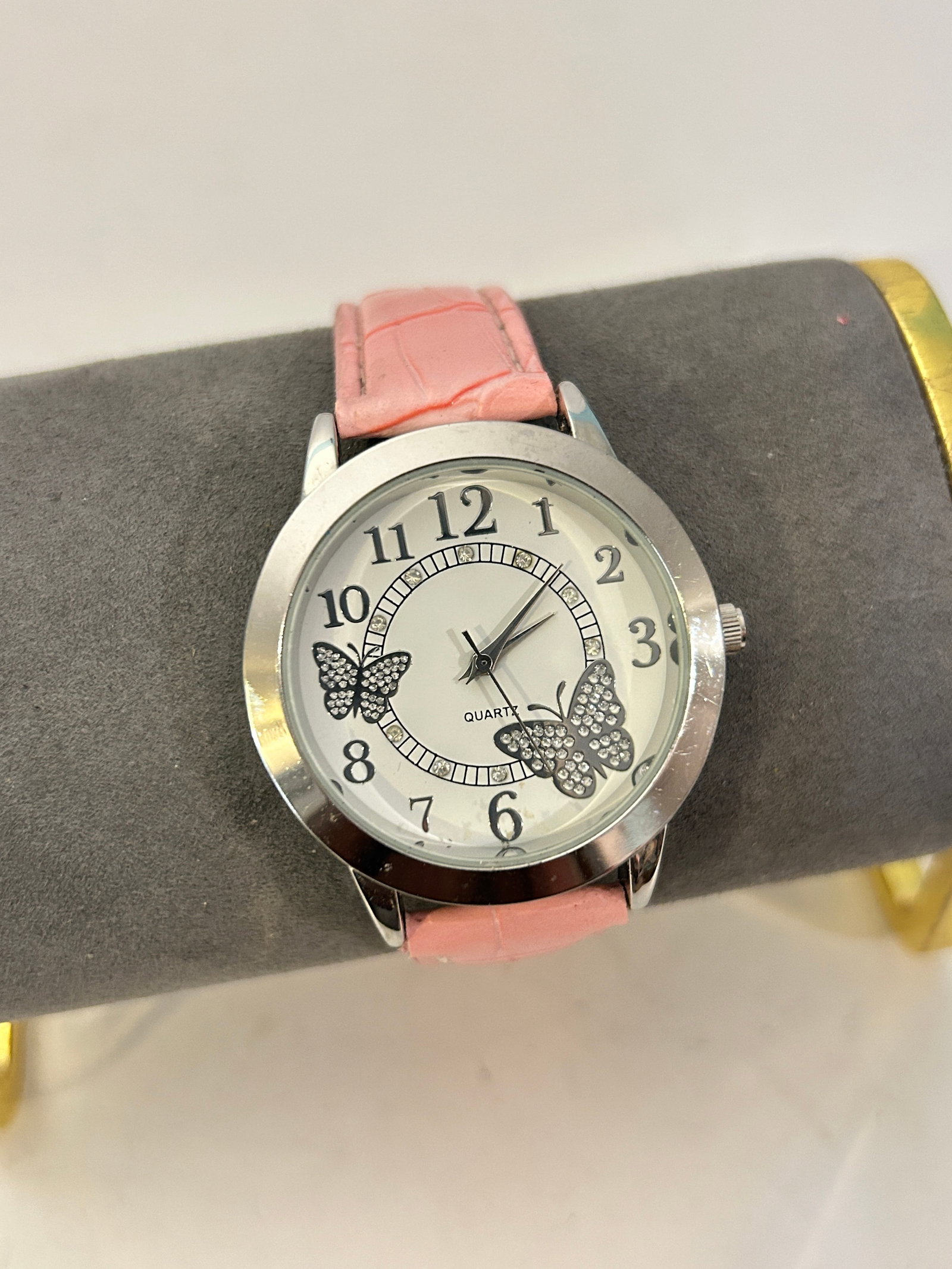 Vintage Pink Butterfly Watch needs bat: Vintage Pink Butterfly Watch needs bat Please view all photos as they are part of the description and condition of this Item, Feel free to contact me with questions or picture requests! Used Item AS I