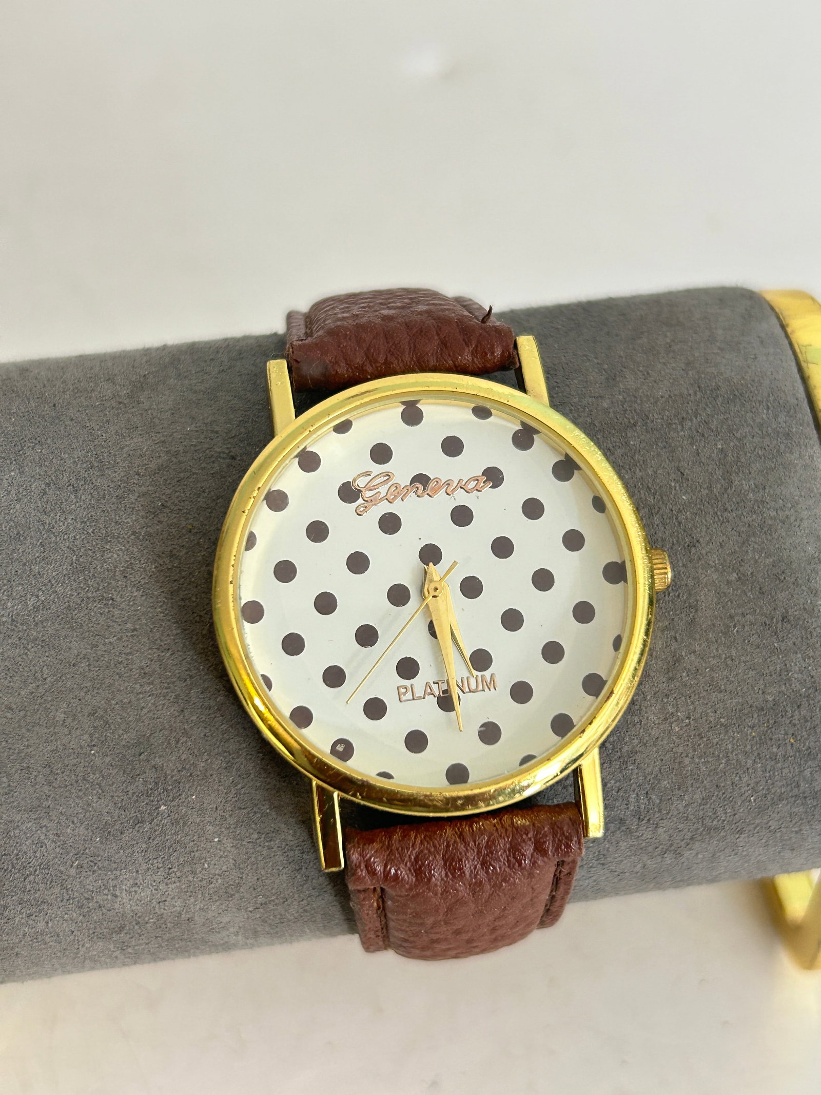 Vintage Geneva Platinum New Watch needs bat: Vintage Geneva Platinum New Watch needs bat Please view all photos as they are part of the description and condition of this Item, Feel free to contact me with questions or picture requests! Used Item