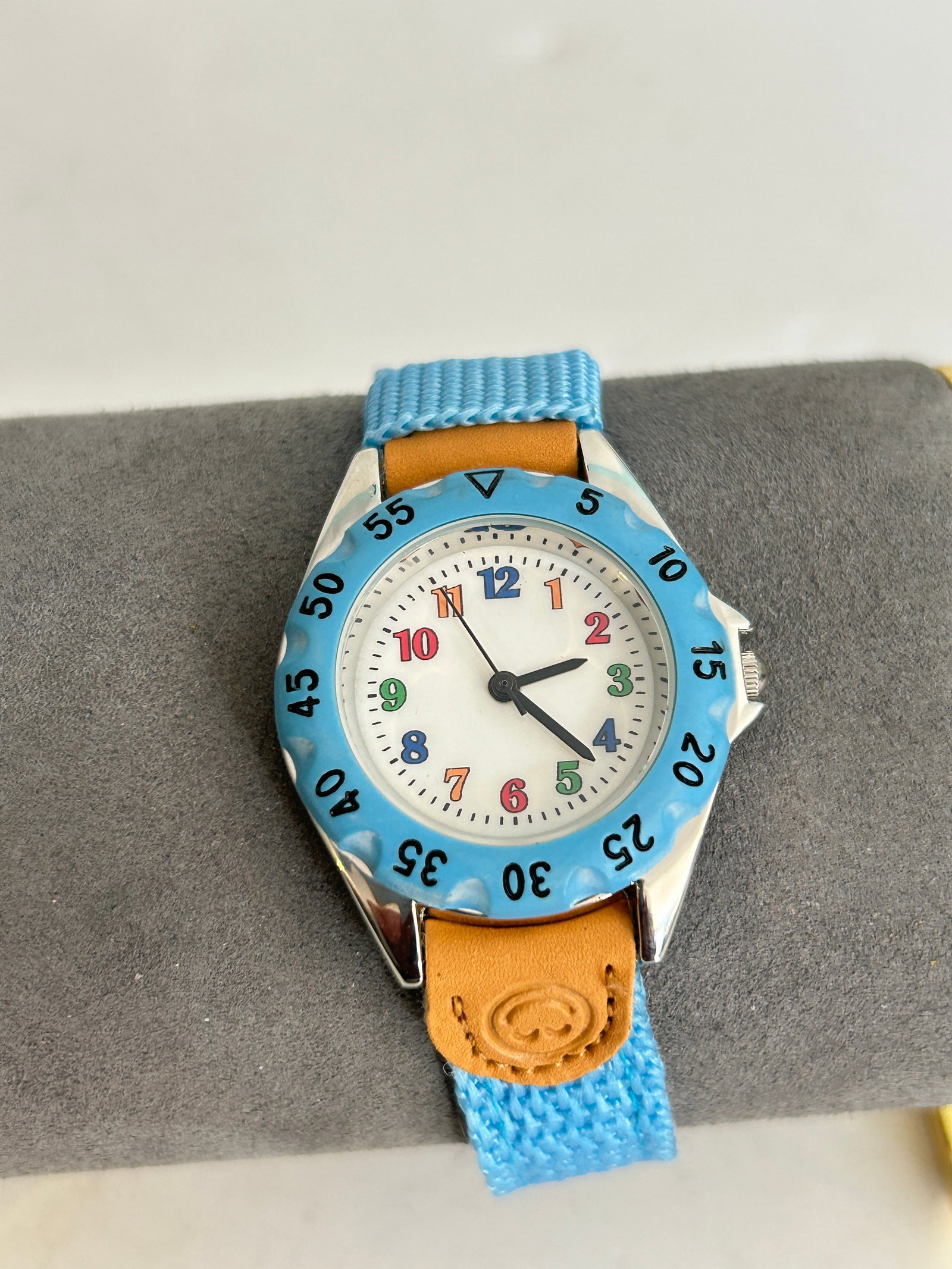 Boys Girls Quartz Watch Kids New Childrens Fabric Strap needs bat: Boys Girls Quartz Watch Kids New Childrens Fabric Strap needs bat Please view all photos as they are part of the description and condition of this Item, Feel free to contact me with questions or pictu