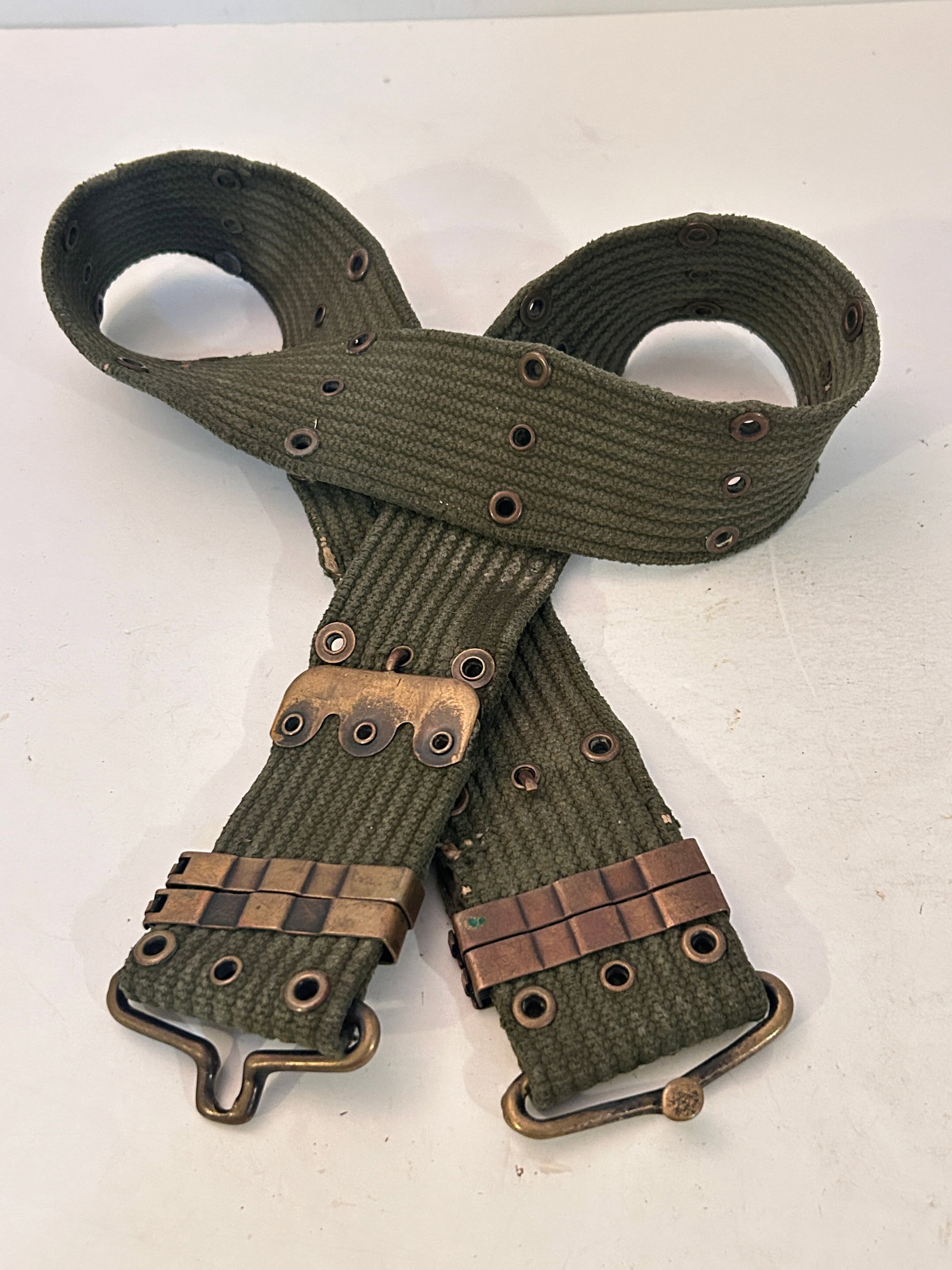 Original Vintage U.S. Military Green Heavy Duty Belt Medium: Original Vintage U.S. Military Green Heavy Duty Belt Medium Please view all photos as they are part of the description and condition of this Item, Feel free to contact me with questions or picture req