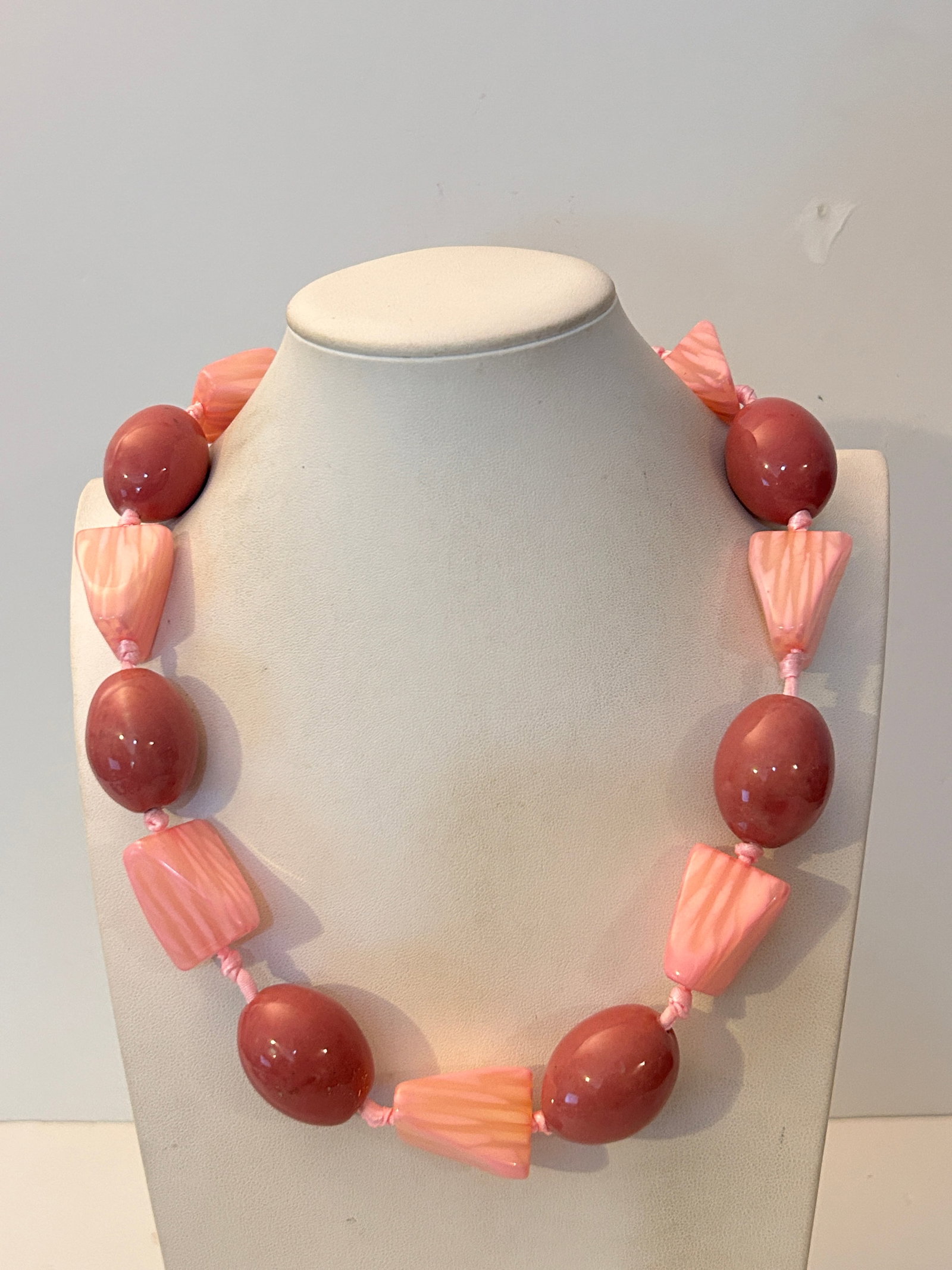 Vintage Pink Large Stone Necklace Sz 21": Vintage Pink Large Stone Necklace Sz 21" Please view all photos as they are part of the description and condition of this Item, Feel free to contact me with questions or picture requests! Used Item AS