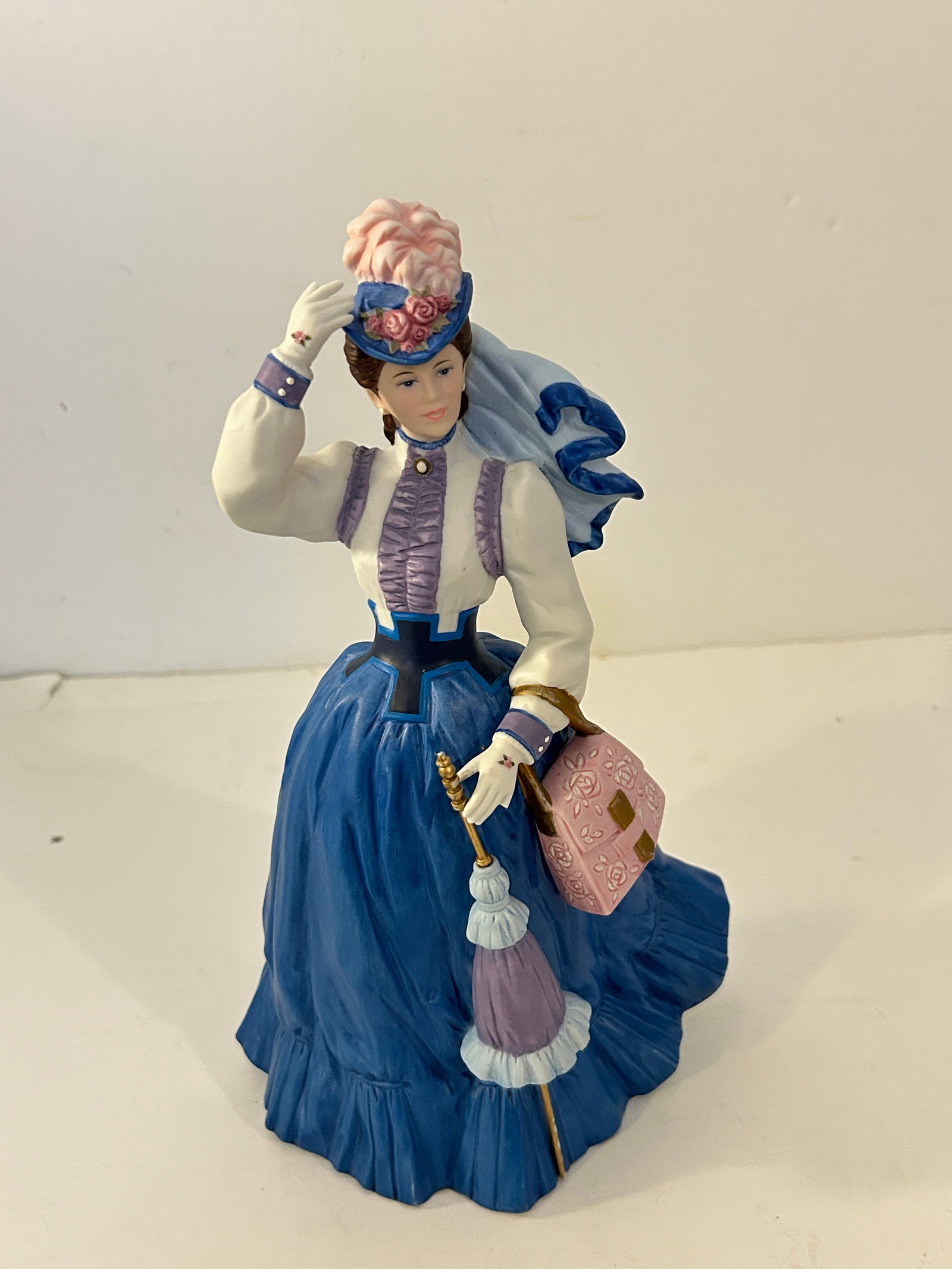Vintage 1996 Avon Mrs. Albee Award 10 inch Porcelain Figurine: Vintage 1996 Avon Mrs. Albee Award 10 inch Porcelain Figurine Please view all photos as they are part of the description and condition of this Item, Feel free to contact me with questions or picture r