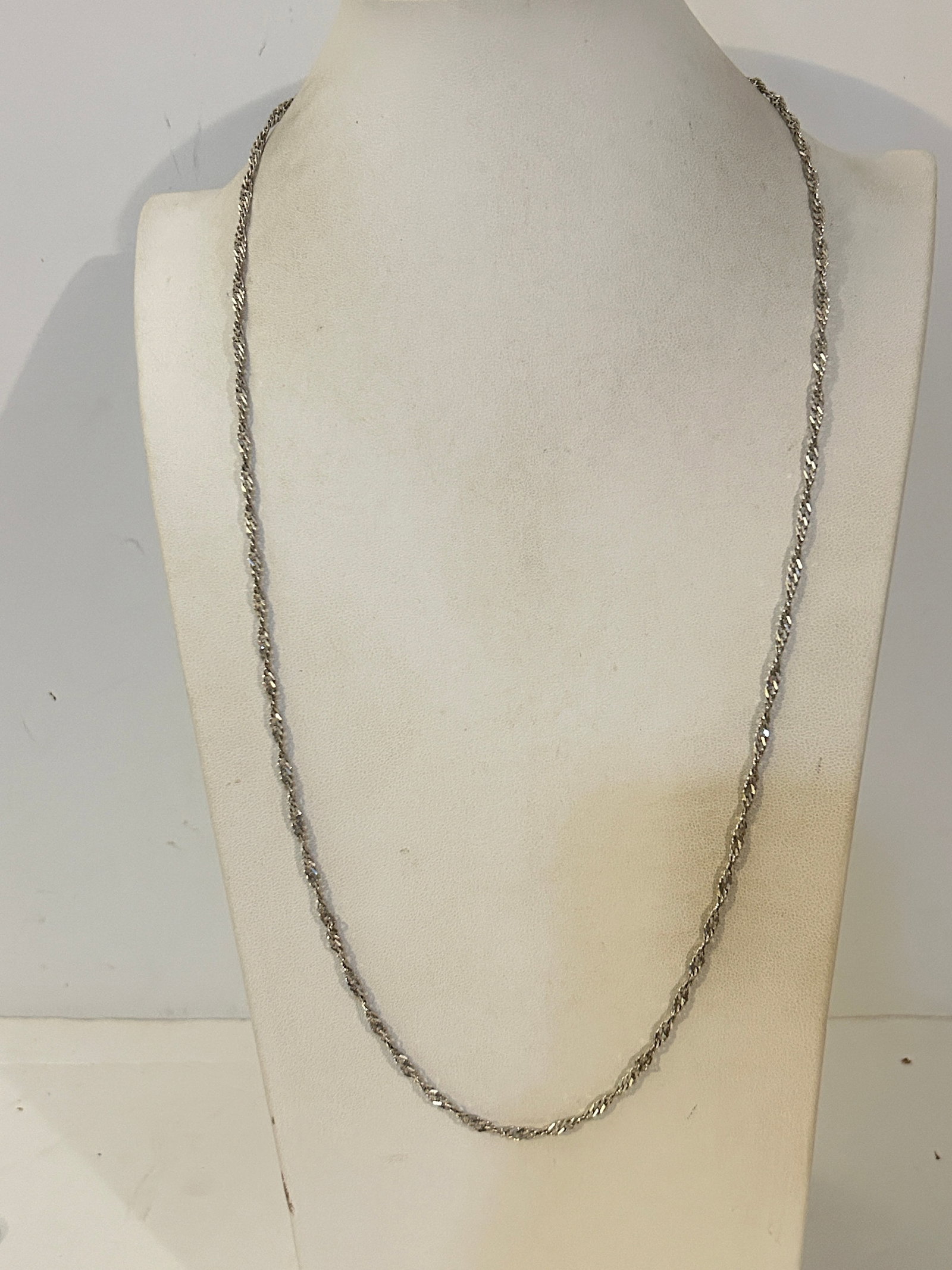Vintage Sterling Silver twisted chain Necklace 14 grams 30": Vintage Sterling Silver twisted chain Necklace 14 grams 30" Please view all photos as they are part of the description and condition of this Item, Feel free to contact me with questions or picture req