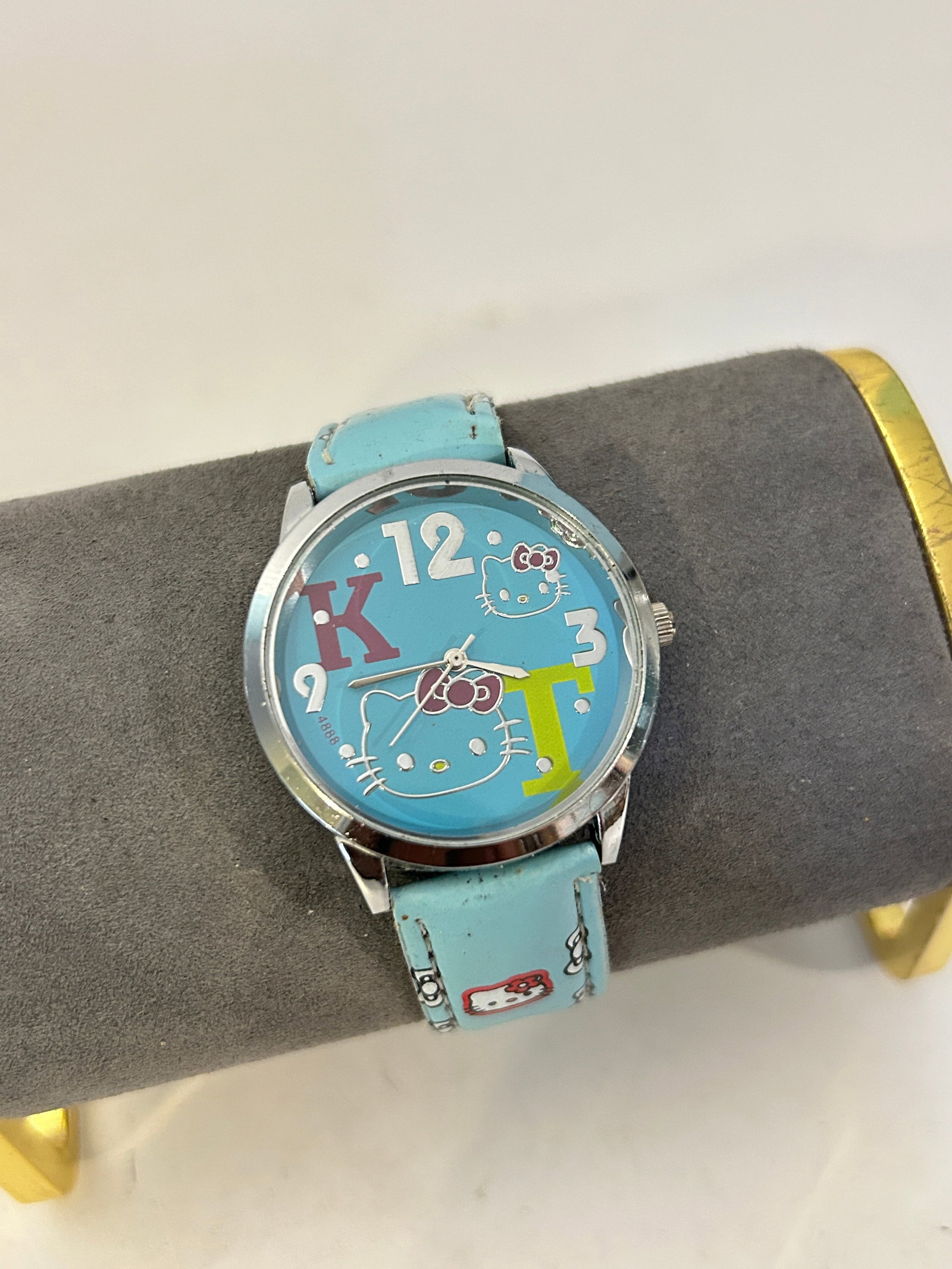 Hello Kitty Children Fashion Wrist Watch needs bat: Hello Kitty Children Fashion Wrist Watch needs bat Please view all photos as they are part of the description and condition of this Item, Feel free to contact me with questions or picture requests! Us