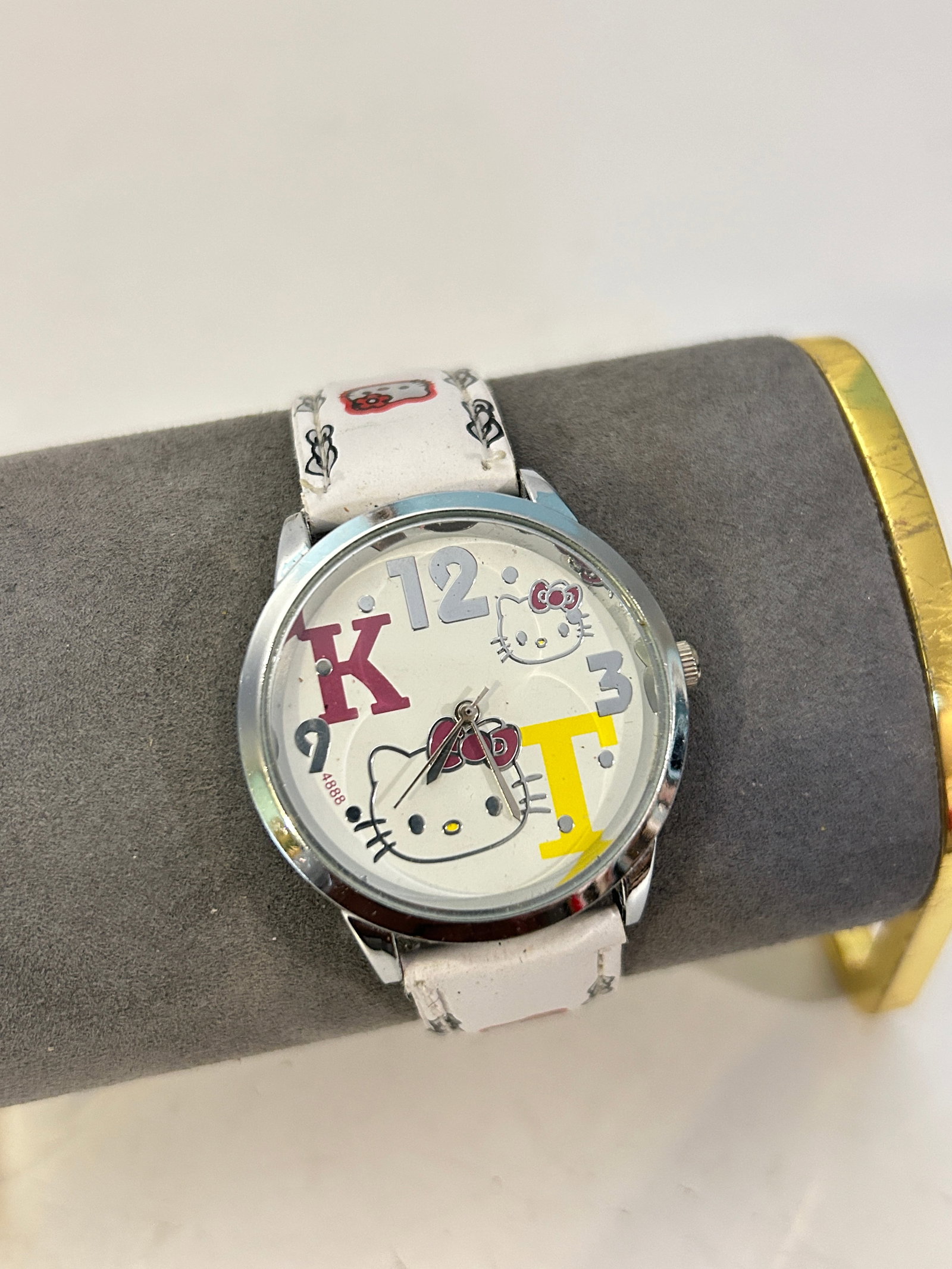 Hello Kitty Children Fashion Wrist Watch needs bat: Hello Kitty Children Fashion Wrist Watch needs bat Please view all photos as they are part of the description and condition of this Item, Feel free to contact me with questions or picture requests! Us