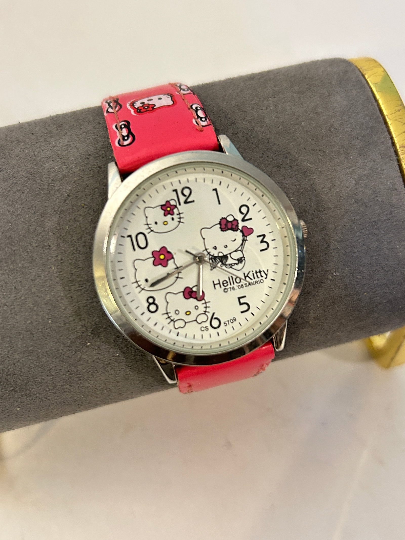 Hello Kitty Children Fashion Wrist Watch needs bat: Hello Kitty Children Fashion Wrist Watch needs bat Please view all photos as they are part of the description and condition of this Item, Feel free to contact me with questions or picture requests! Us