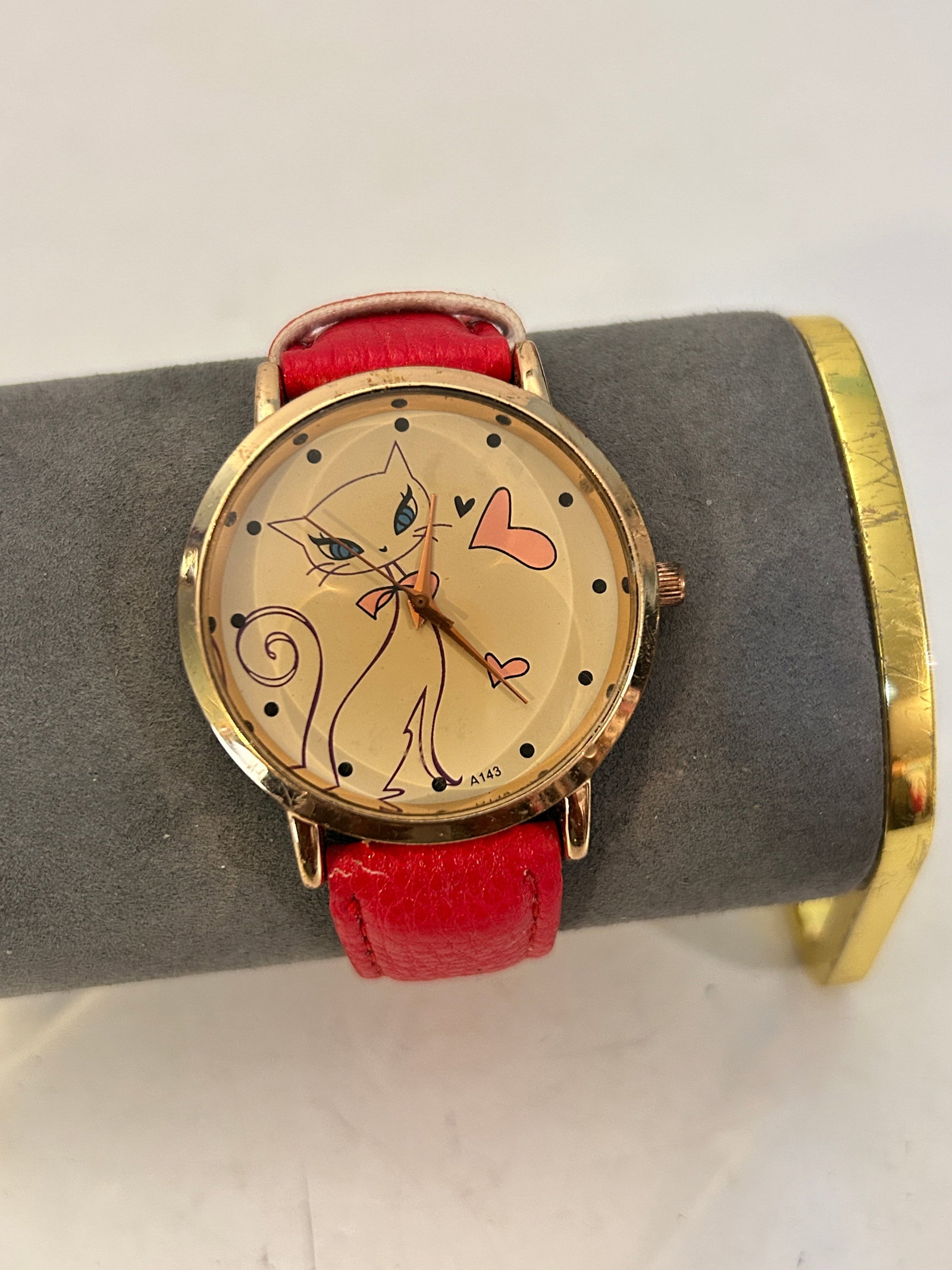 Hello Kitty Children Fashion Wrist Watch needs bat: Hello Kitty Children Fashion Wrist Watch needs bat Please view all photos as they are part of the description and condition of this Item, Feel free to contact me with questions or picture requests! Us