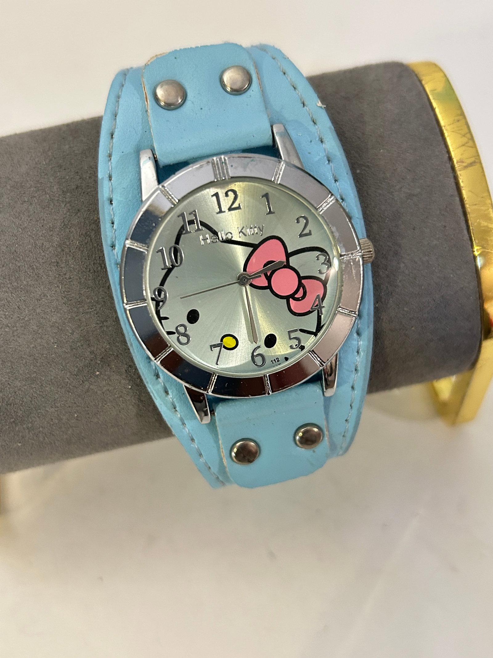 Hello Kitty Children Fashion Wrist Watch needs bat: Hello Kitty Children Fashion Wrist Watch needs bat Please view all photos as they are part of the description and condition of this Item, Feel free to contact me with questions or picture requests! Us