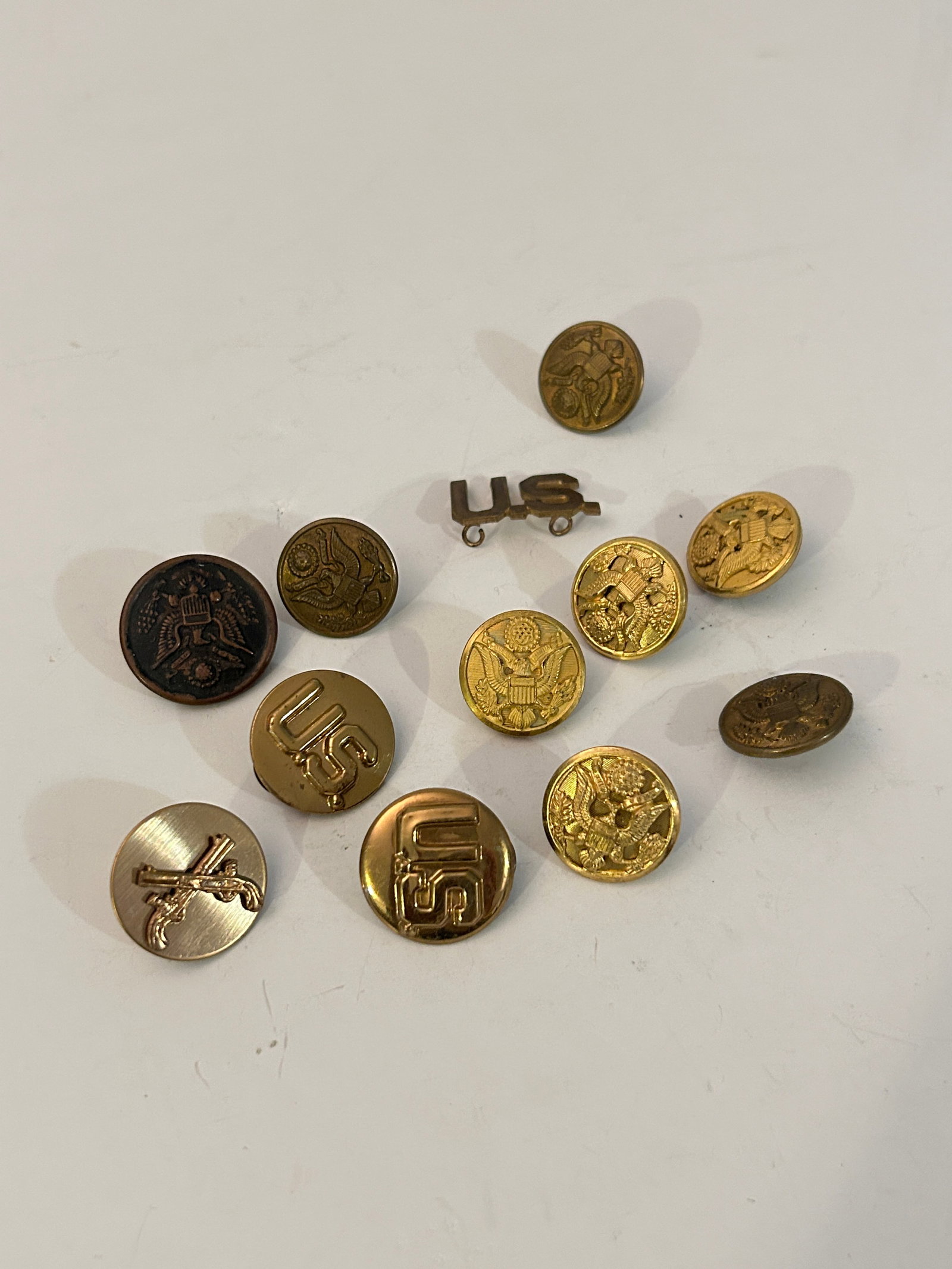 Vintage Lot of 12 Military Items: Vintage Lot of 12 Military Items Please view all photos as they are part of the description and condition of this Item, Feel free to contact me with questions or picture requests! Used Item AS IS
