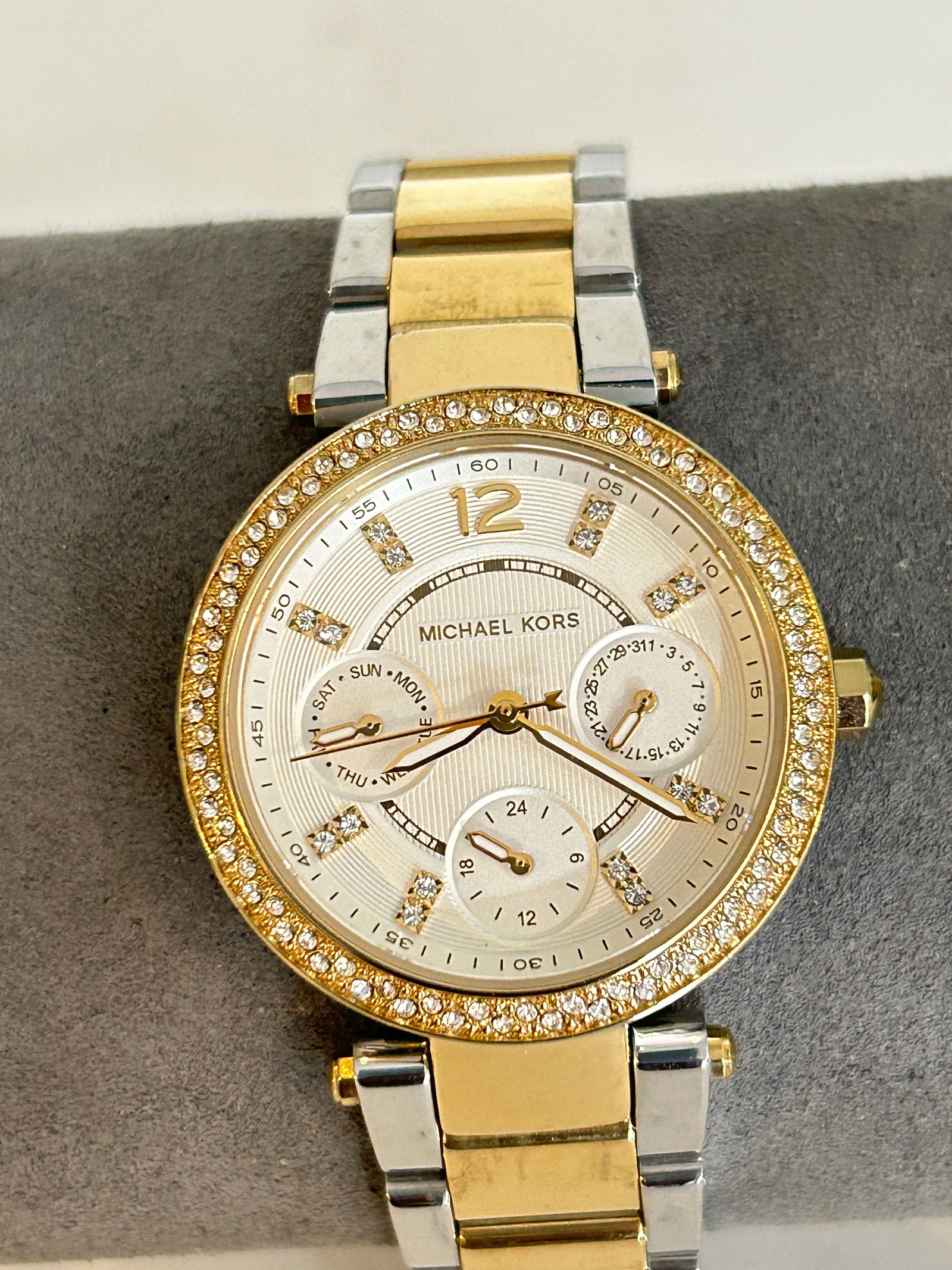 Michael Kors Parker MK6055 Womens Stainless Steel Analog Dial Quartz Watch working: Michael Kors Parker MK6055 Womens Stainless Steel Analog Dial Quartz Watch working Please view all photos as they are part of the description and condition of this Item, Feel free to contact me with q