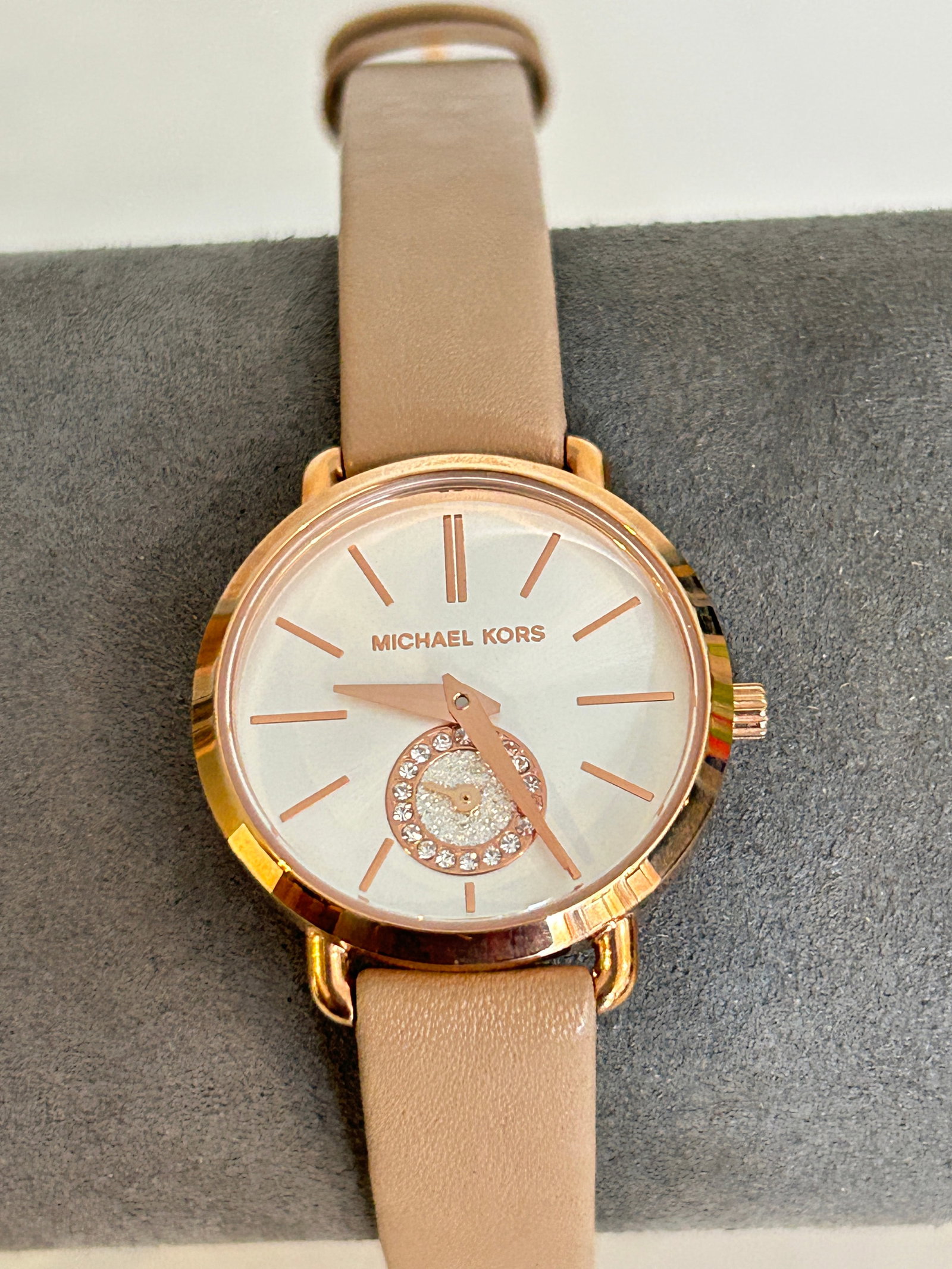 Michael Kors Petite Portia 28mm Steel Silver Dial Ladies Quartz Watch MK2752 working: Michael Kors Petite Portia 28mm Steel Silver Dial Ladies Quartz Watch MK2752 working Please view all photos as they are part of the description and condition of this Item, Feel free to contact me with