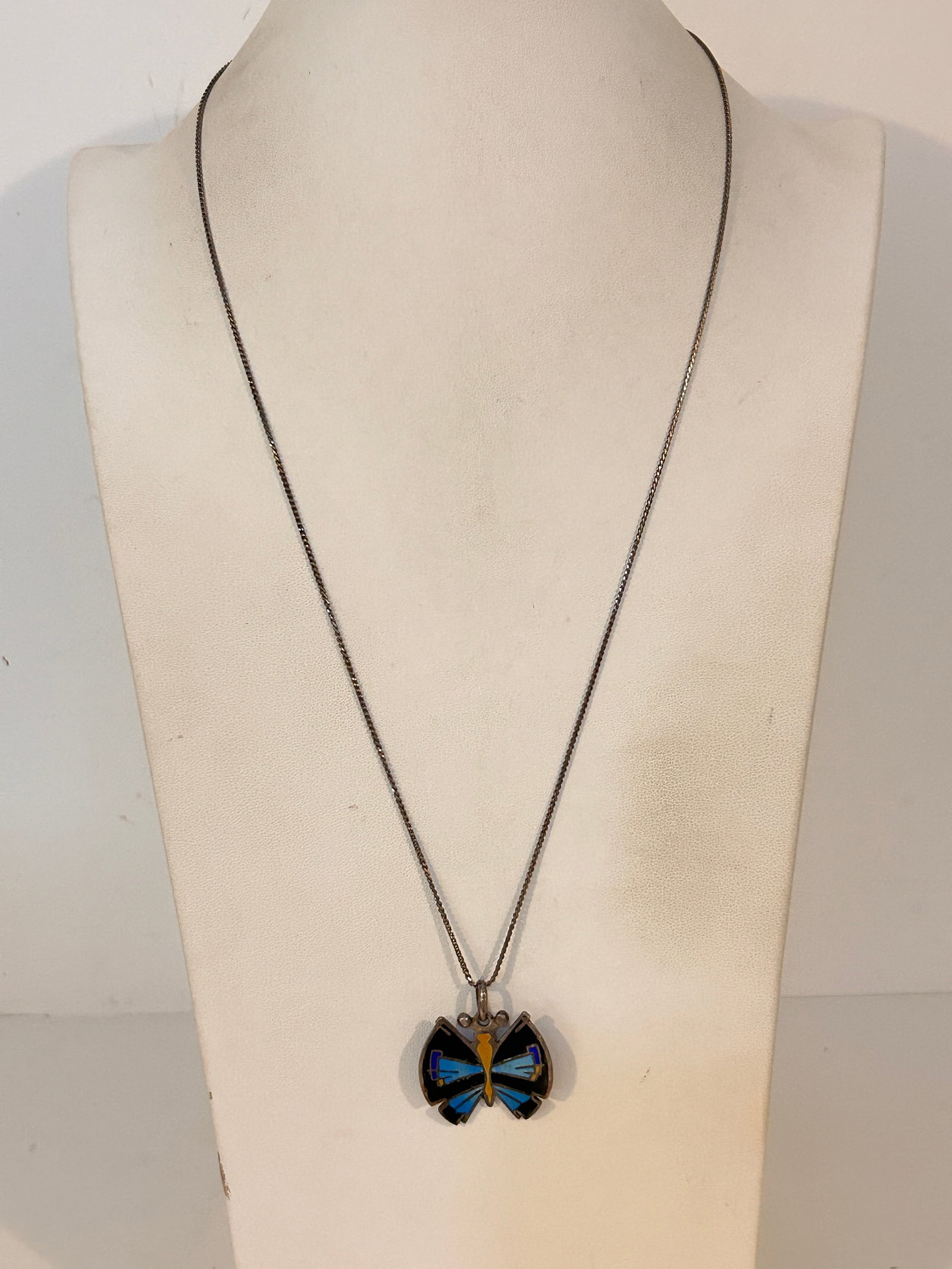 Sterling Silver Enamel Butterfly Pendant Necklace 26": Sterling Silver Enamel Butterfly Pendant Necklace 26"Please view all photos as they are part of the description and condition of this Item, Feel free to contact me with questions or picture requests! 