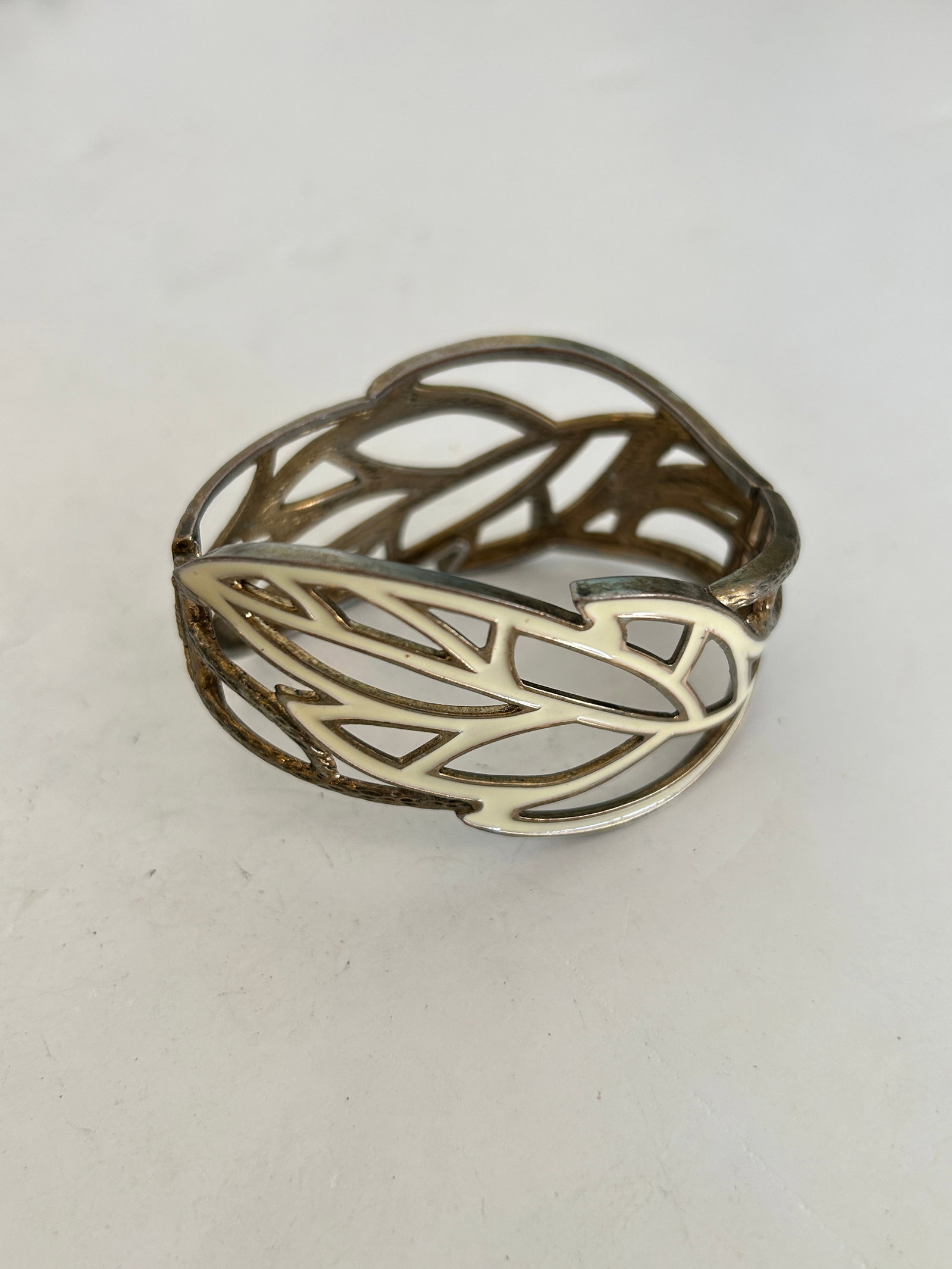 Vintage cream enamel hinged Bracelet 7": Vintage cream enamel hinged Bracelet 7" Please view all photos as they are part of the description and condition of this Item, Feel free to contact me with questions or picture requests! Used Item AS 