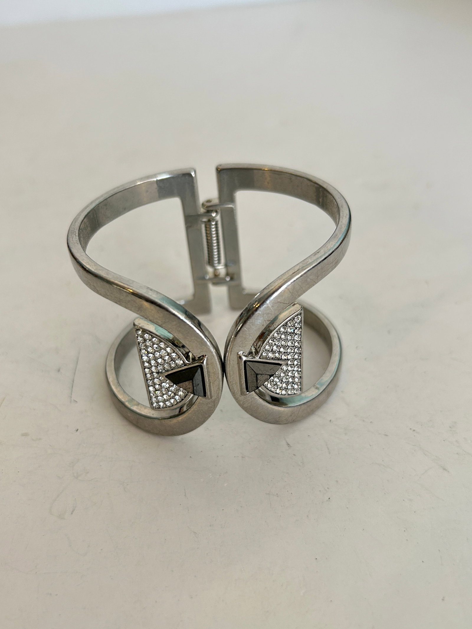 Vintage Silver tone Swarovski Crystal hinged Bracelet 7": Vintage Silver tone Swarovski Crystal hinged Bracelet 7" Please view all photos as they are part of the description and condition of this Item, Feel free to contact me with questions or picture reques