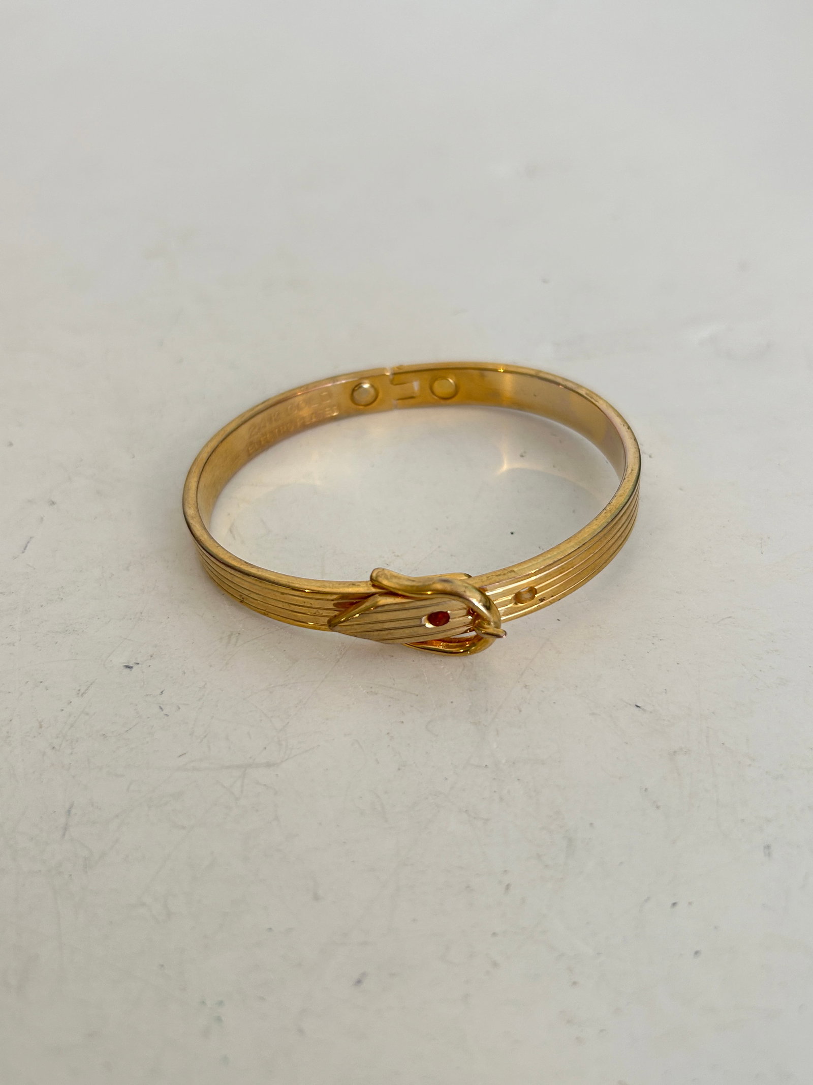 Vintage 24K Gold Electroplated buckle Bracelet 7": Vintage 24K Gold Electroplated buckle Bracelet 7" Please view all photos as they are part of the description and condition of this Item, Feel free to contact me with questions or picture requests! Use