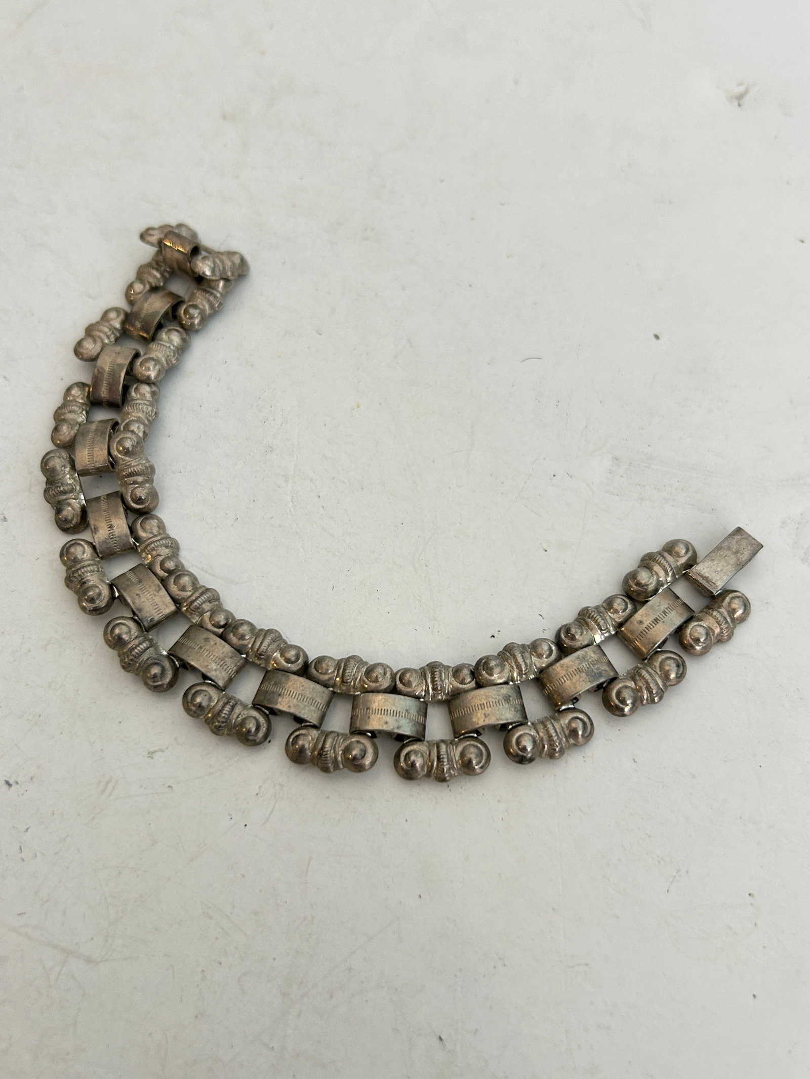 Vintage silver-tone metal link Bracelet 7": Vintage silver-tone metal link Bracelet 7" Please view all photos as they are part of the description and condition of this Item, Feel free to contact me with questions or picture requests! Used Item 