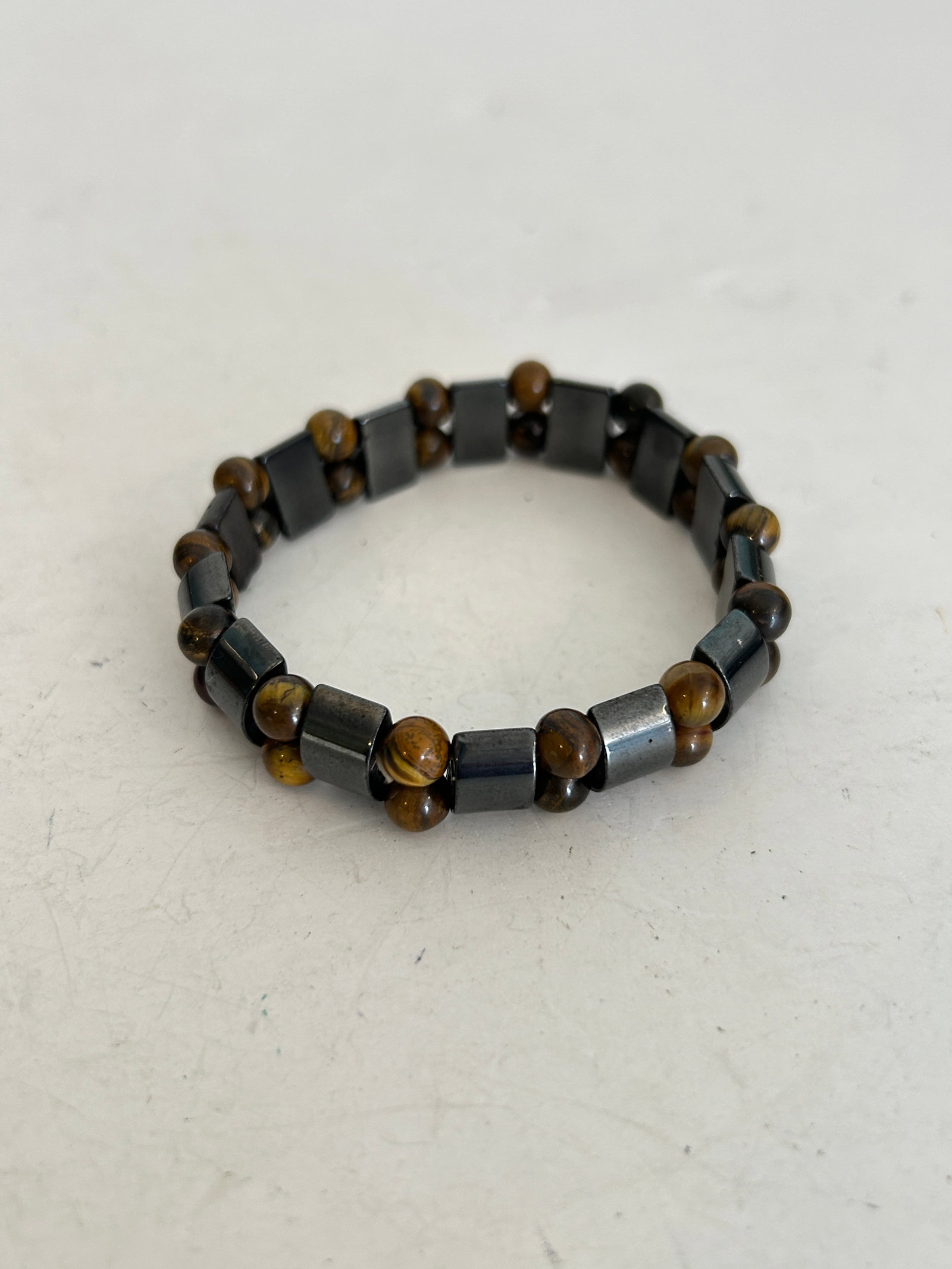Vintage Tiger Eye Stone Hematite Stretch Bracelet: Vintage Tiger Eye Stone Hematite Stretch Bracelet Please view all photos as they are part of the description and condition of this Item, Feel free to contact me with questions or picture requests! Use
