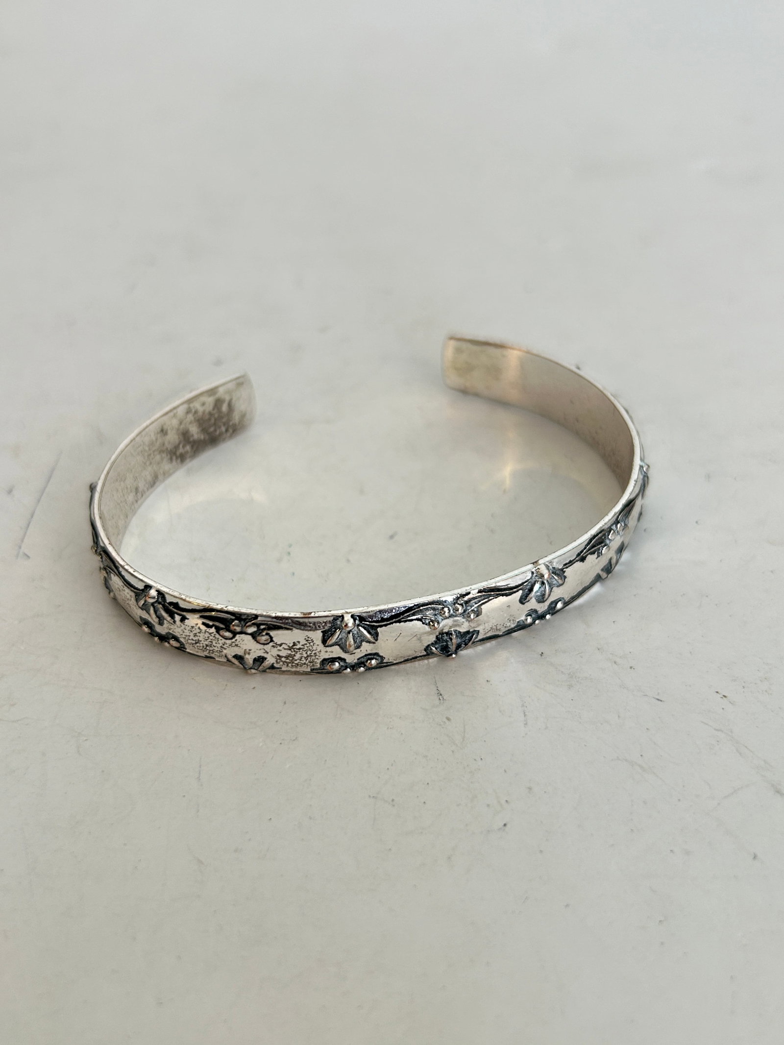 Vintage Avon Bracelet Silver Tone Floral Cuff 7": Vintage Avon Bracelet Silver Tone Floral Cuff 7" Please view all photos as they are part of the description and condition of this Item, Feel free to contact me with questions or picture requests! Used