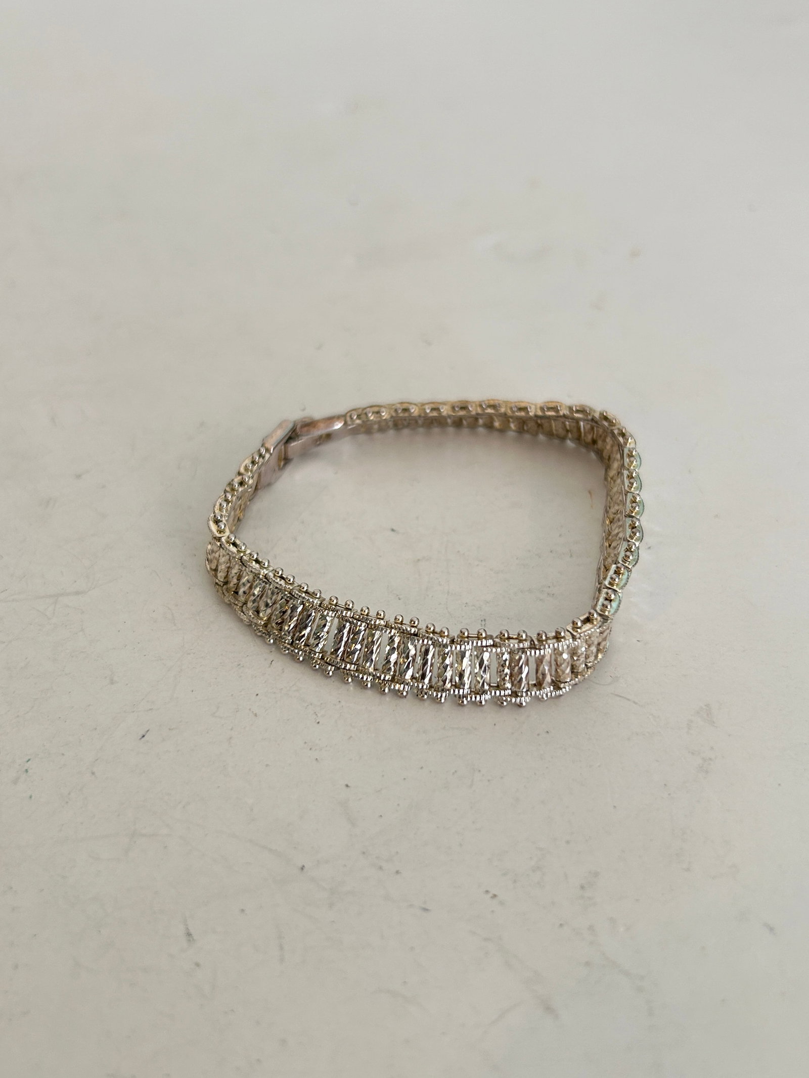 Vintage Tennis Silver Tone Bracelet 7": Vintage Tennis Silver Tone Bracelet 7" Please view all photos as they are part of the description and condition of this Item, Feel free to contact me with questions or picture requests! Used Item AS I