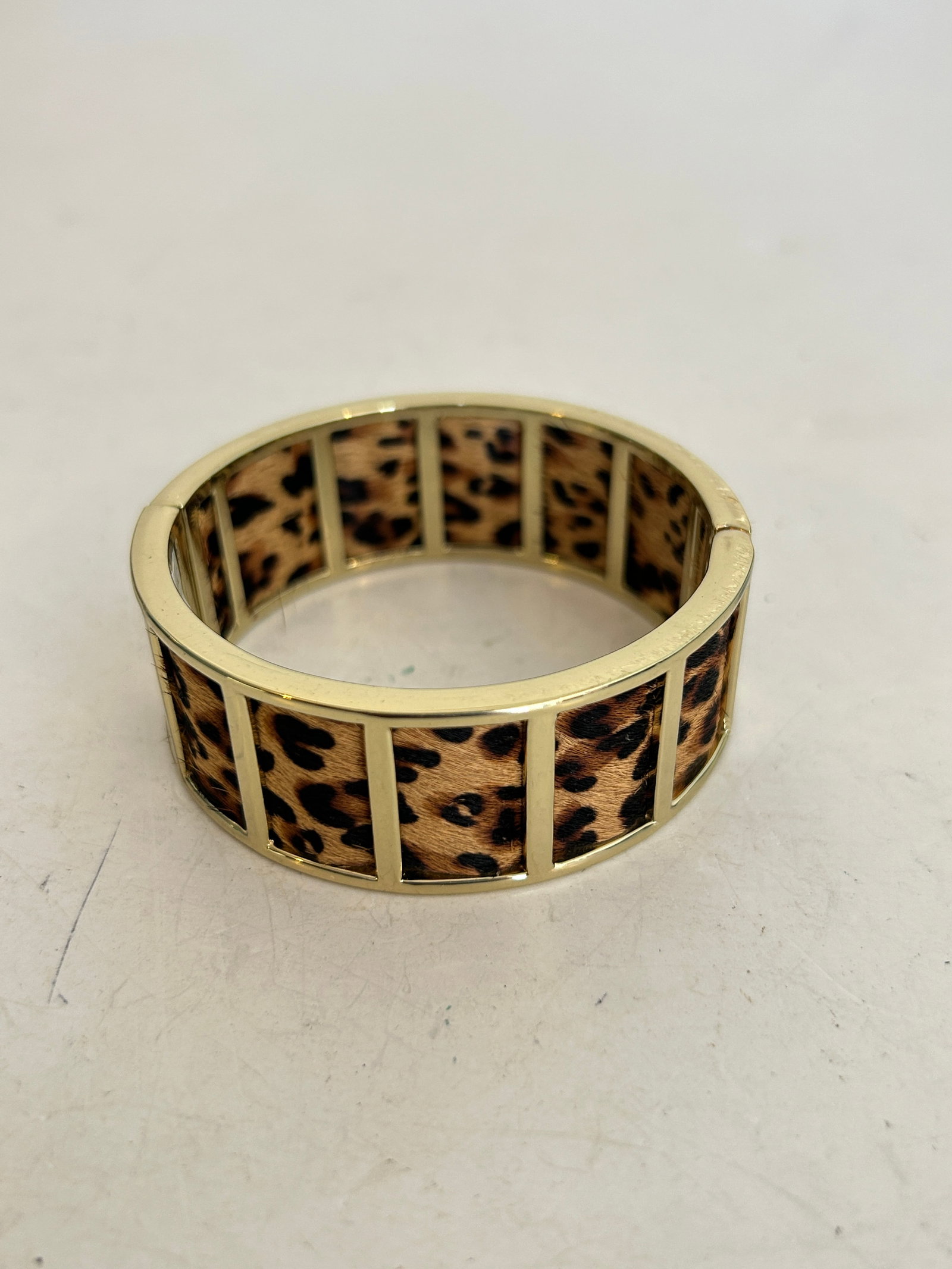 Vintage Signed Leopard Faux Fur Bangle Hinge Bracelet: Vintage Signed Leopard Faux Fur Bangle Hinge Bracelet Please view all photos as they are part of the description and condition of this Item, Feel free to contact me with questions or picture requests!