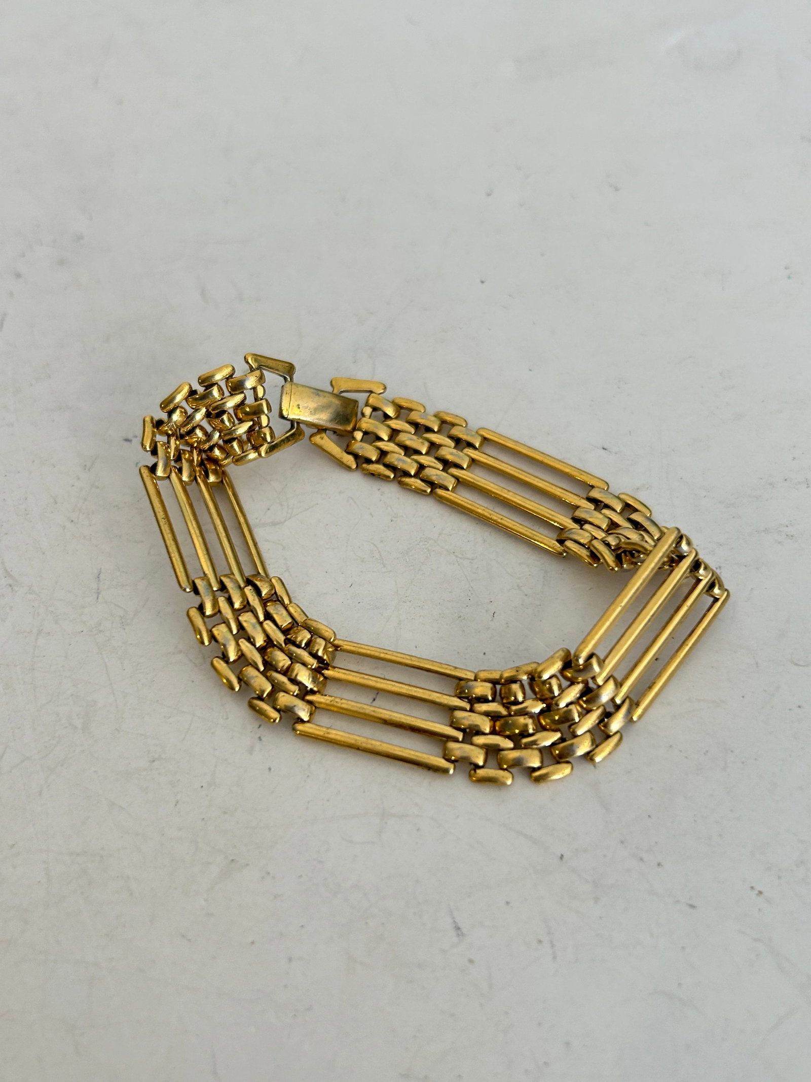 Vintage Trifari Yellow Gold Tone Link Bracelet 7": Vintage Trifari Yellow Gold Tone Link Bracelet 7" Please view all photos as they are part of the description and condition of this Item, Feel free to contact me with questions or picture requests! Use