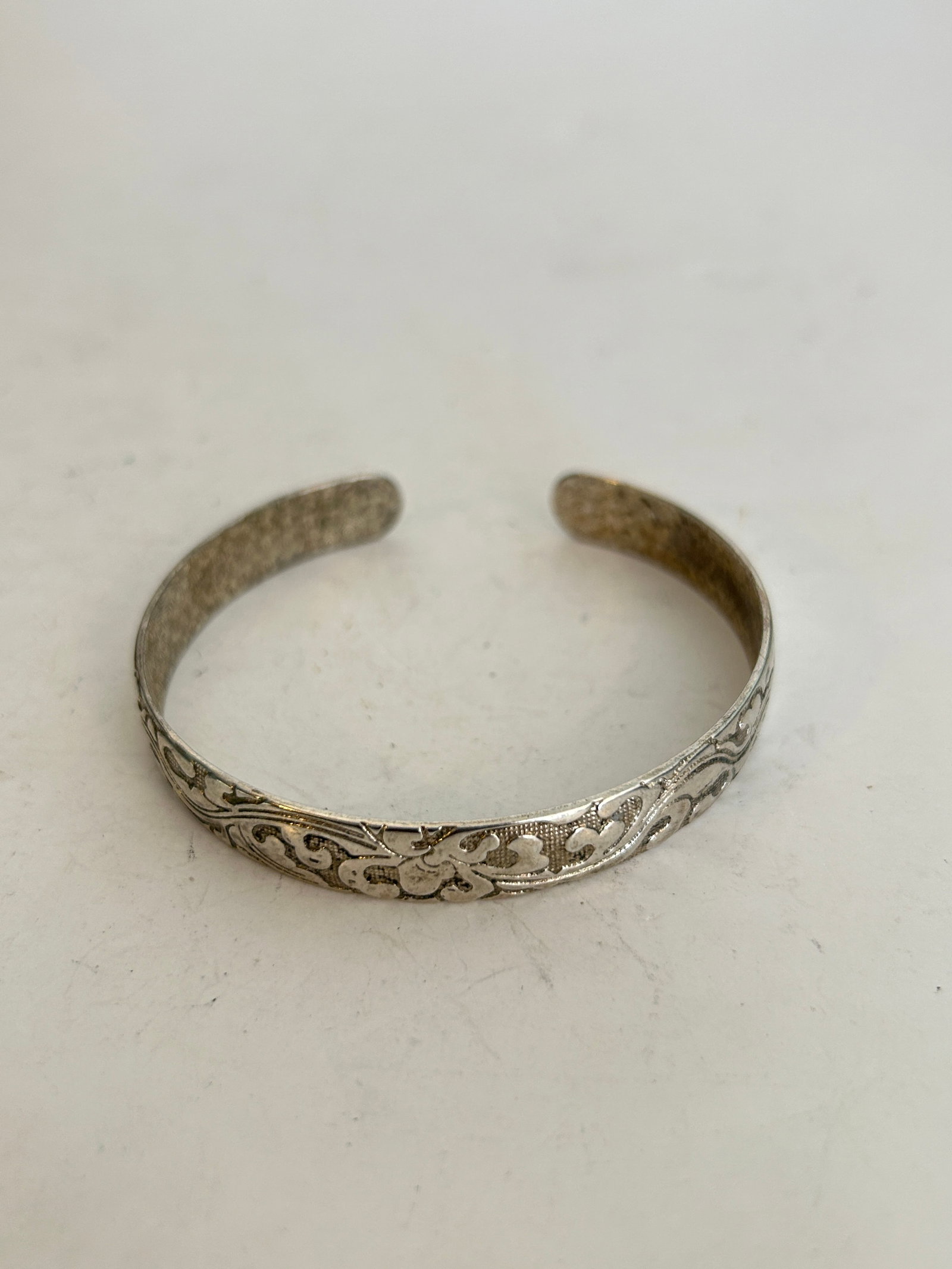 Vintage Silver Tone ornate floral scrollwork engraved Bracelet 7": Vintage Silver Tone ornate floral scrollwork engraved Bracelet 7" Please view all photos as they are part of the description and condition of this Item, Feel free to contact me with questions or pictu