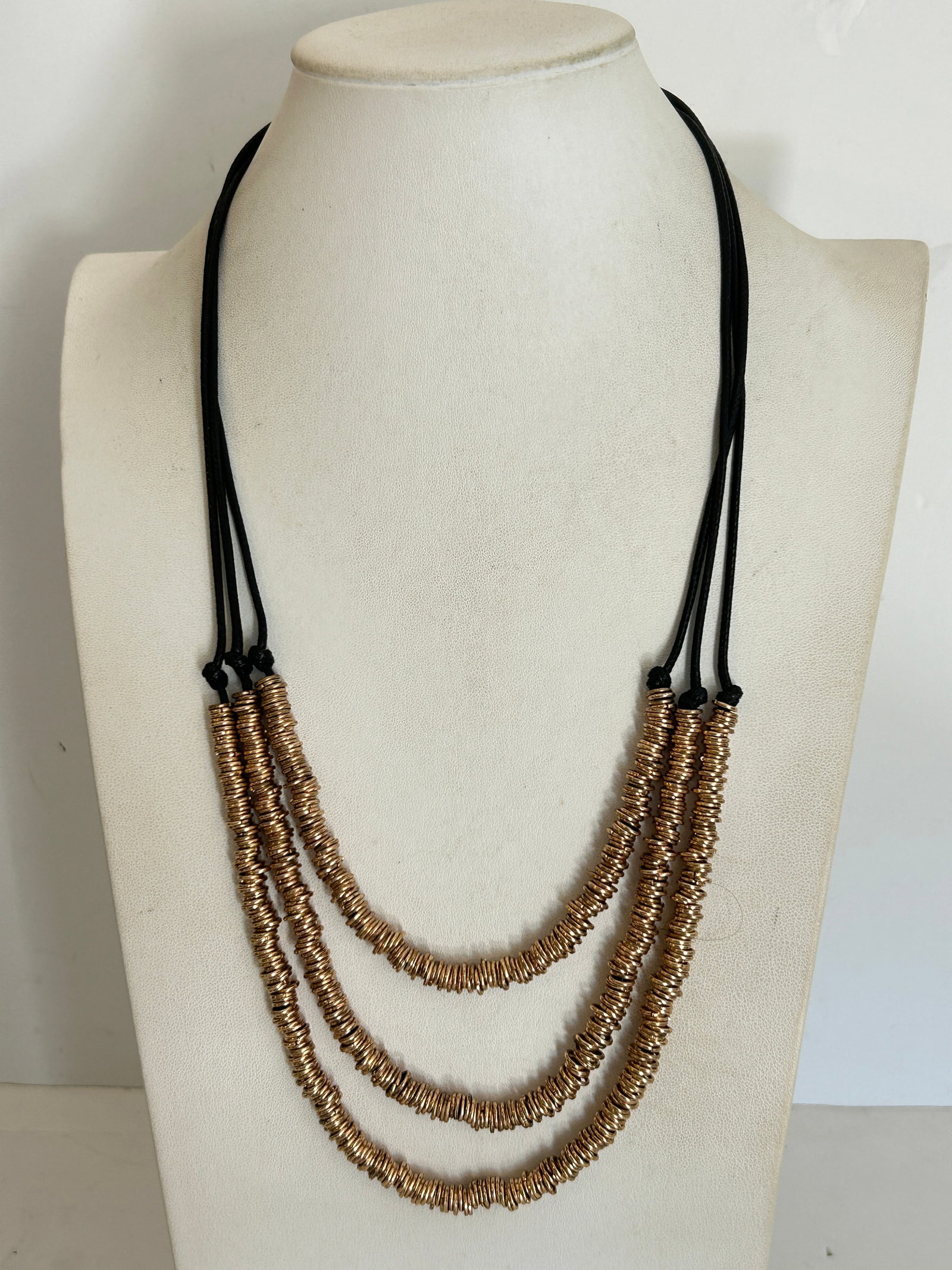 Vintage RING to Reason Gold Tone Paparazzi necklace 24": Vintage RING to Reason Gold Tone Paparazzi necklace 24" Please view all photos as they are part of the description and condition of this Item, Feel free to contact me with questions or picture request