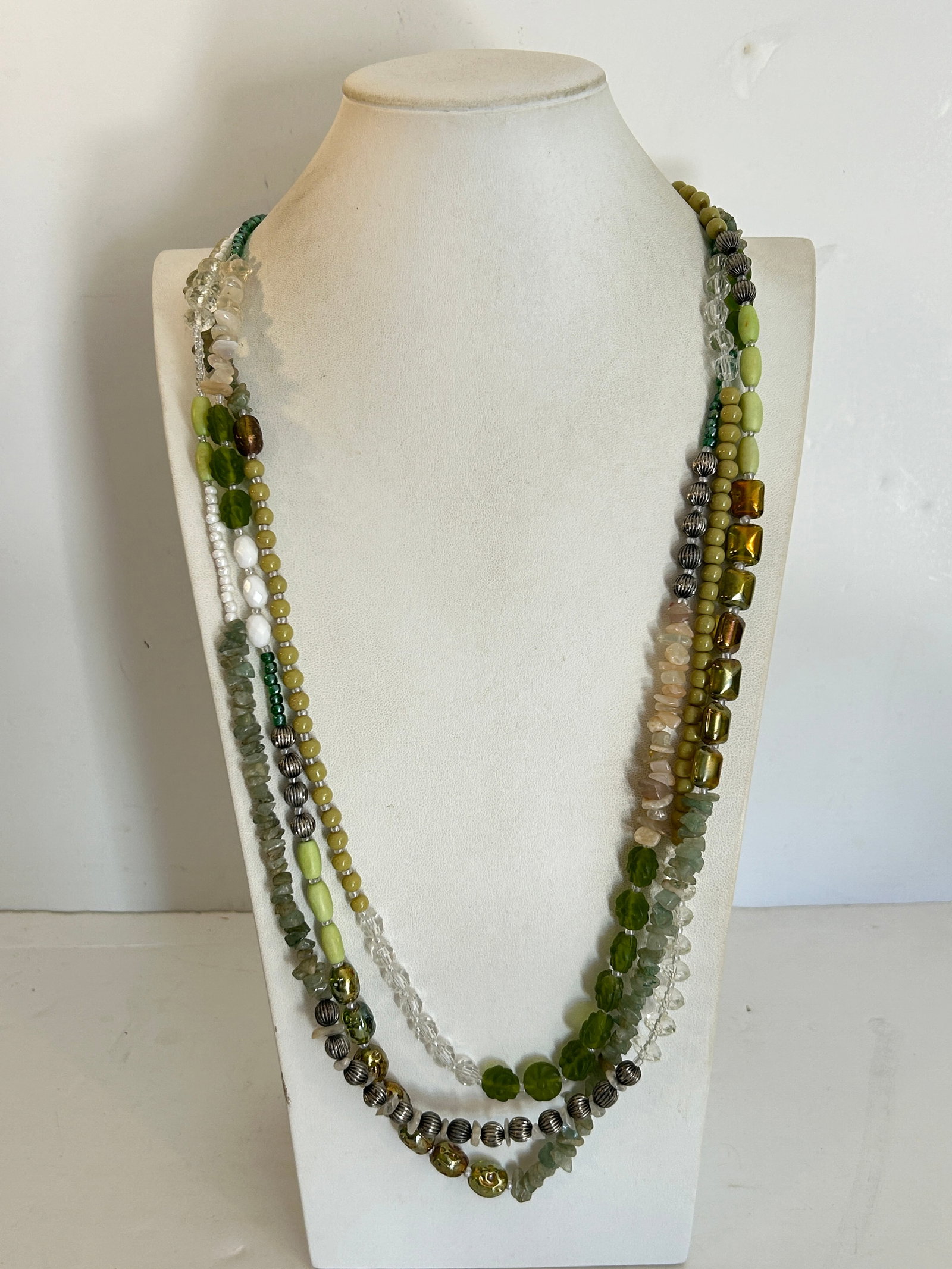 Vintage Multi Colored Green Glass Beaded Necklace 31": Vintage Multi Colored Green Glass Beaded Necklace 31" Please view all photos as they are part of the description and condition of this Item, Feel free to contact me with questions or picture requests!