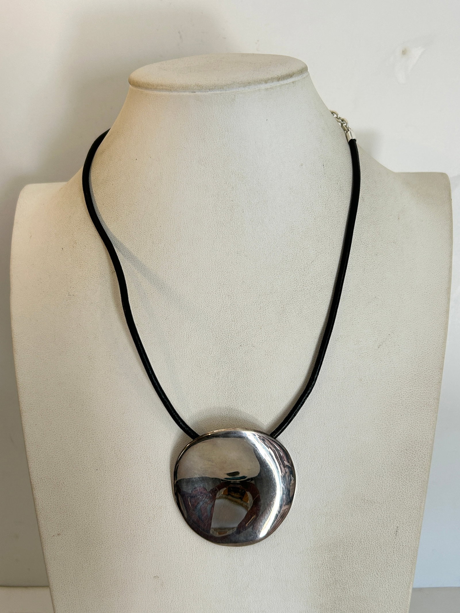 Vintage joan rivers silver disc pendant necklace 19": Vintage joan rivers silver disc pendant necklace 19" Please view all photos as they are part of the description and condition of this Item, Feel free to contact me with questions or picture requests! 