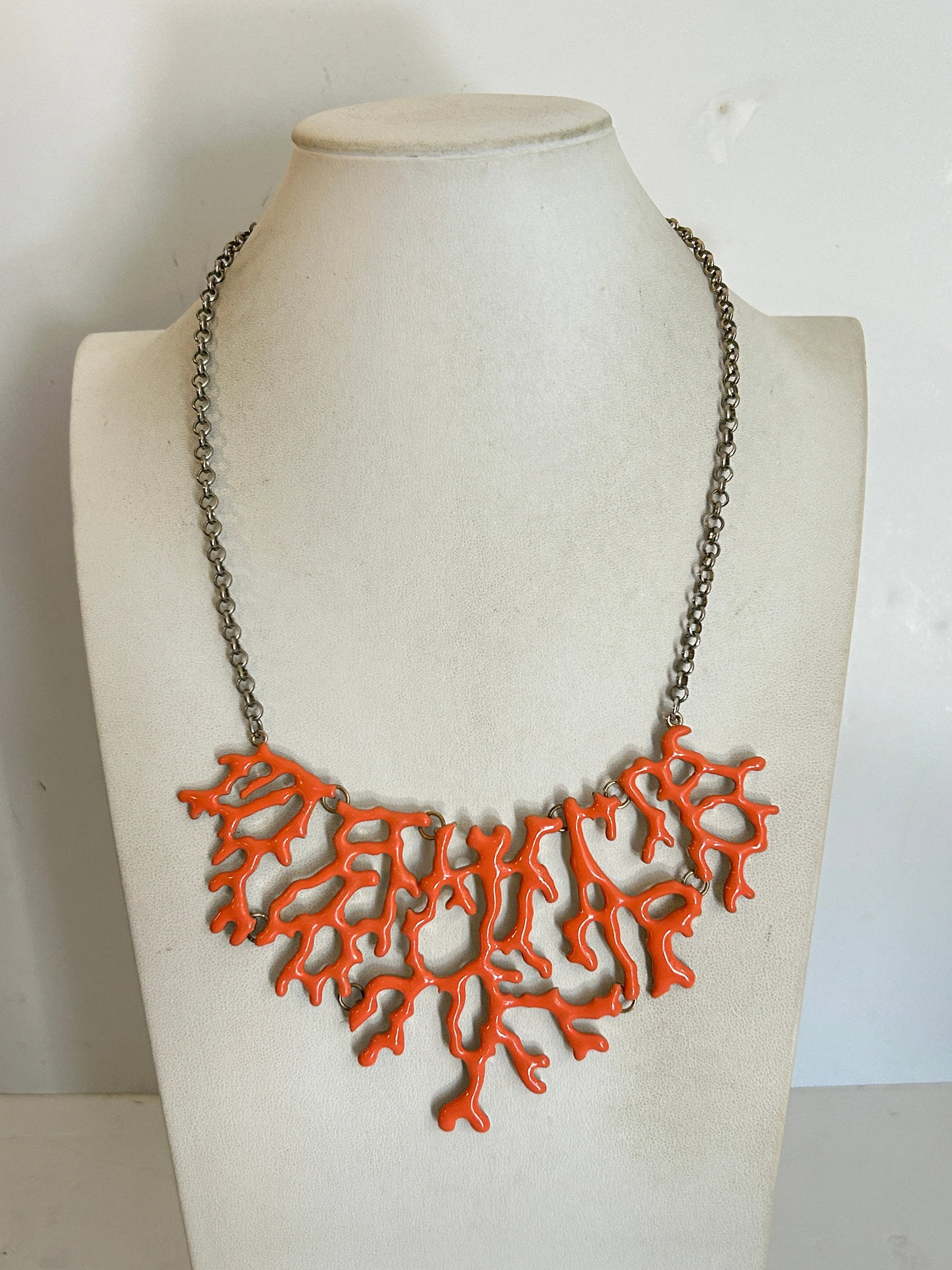 Vintage Beautiful Large Enamel Coral Branch Panel & Gold Tone Chain Necklace 20": Vintage Beautiful Large Enamel Coral Branch Panel & Gold Tone Chain Necklace 20" Please view all photos as they are part of the description and condition of this Item, Feel free to contact me with que