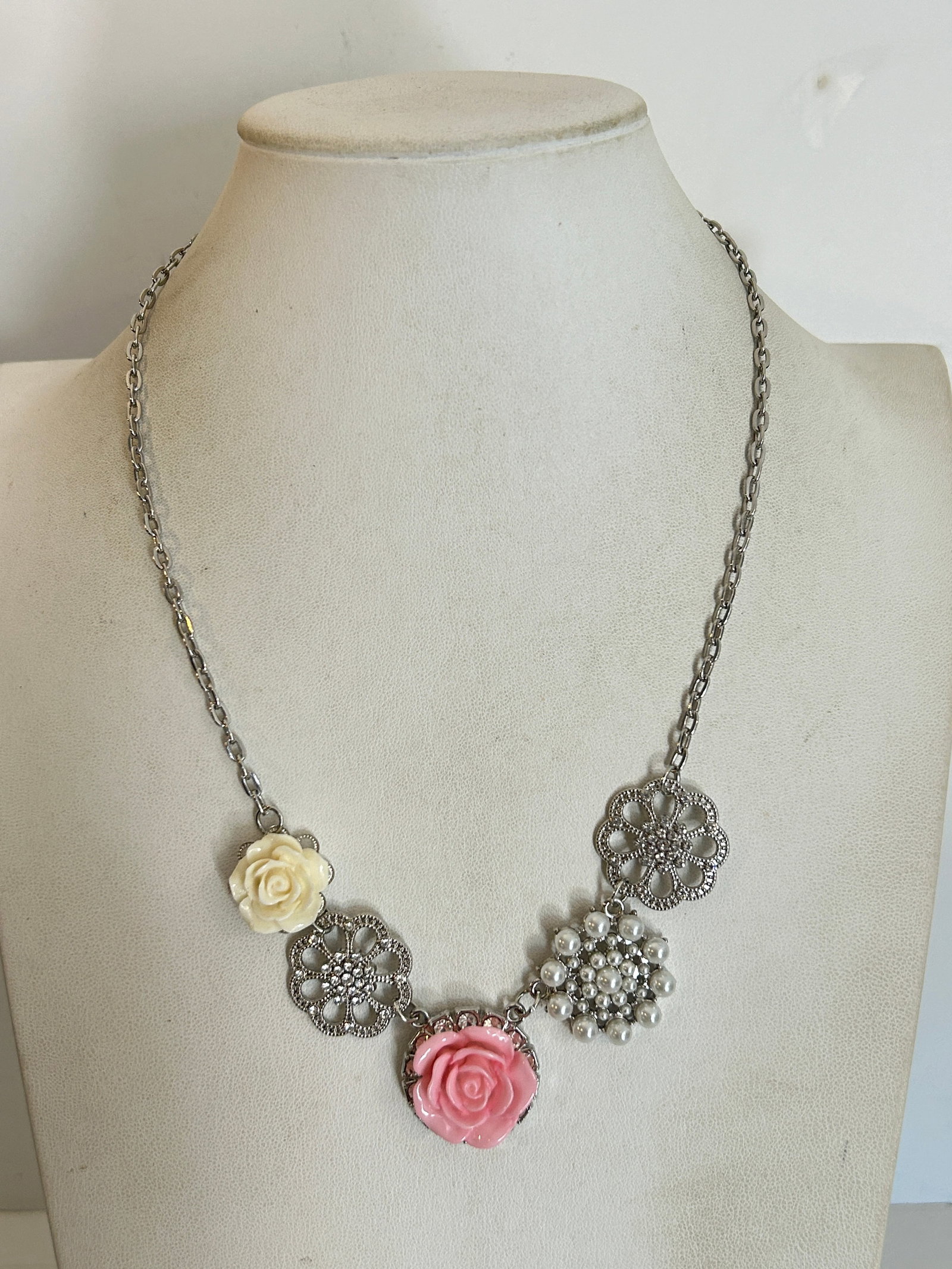 Vintage Tea Party Favors pink Paparazzi Necklace 20": Vintage Tea Party Favors pink Paparazzi Necklace 20" Please view all photos as they are part of the description and condition of this Item, Feel free to contact me with questions or picture requests! 