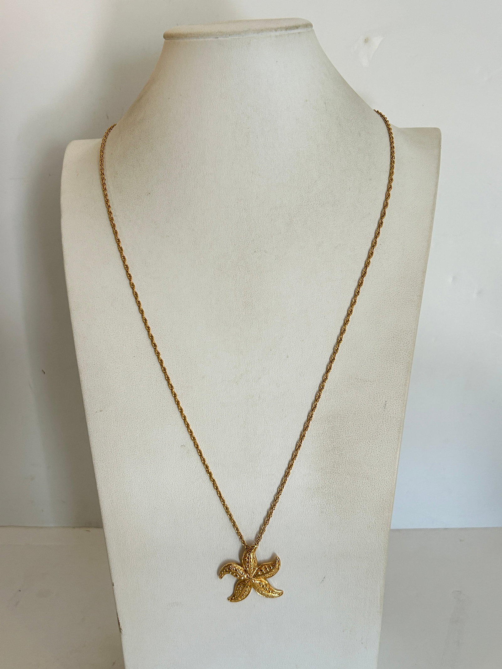 Vintage Long Necklace Starfish Pendant 29" Rope Chain Gold Tone Beach Nautical: Vintage Long Necklace Starfish Pendant 29" Rope Chain Gold Tone Beach Nautical Please view all photos as they are part of the description and condition of this Item, Feel free to contact me with quest