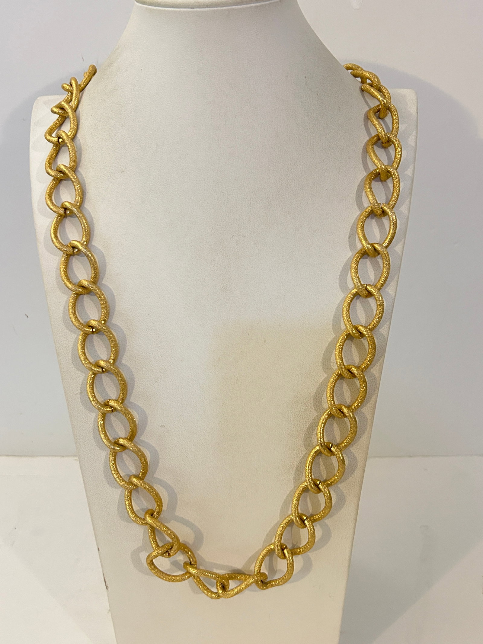 Vintage heavy gold-tone chunky textured link statement Necklace 34": Vintage heavy gold-tone chunky textured link statement Necklace 34" Please view all photos as they are part of the description and condition of this Item, Feel free to contact me with questions or pic