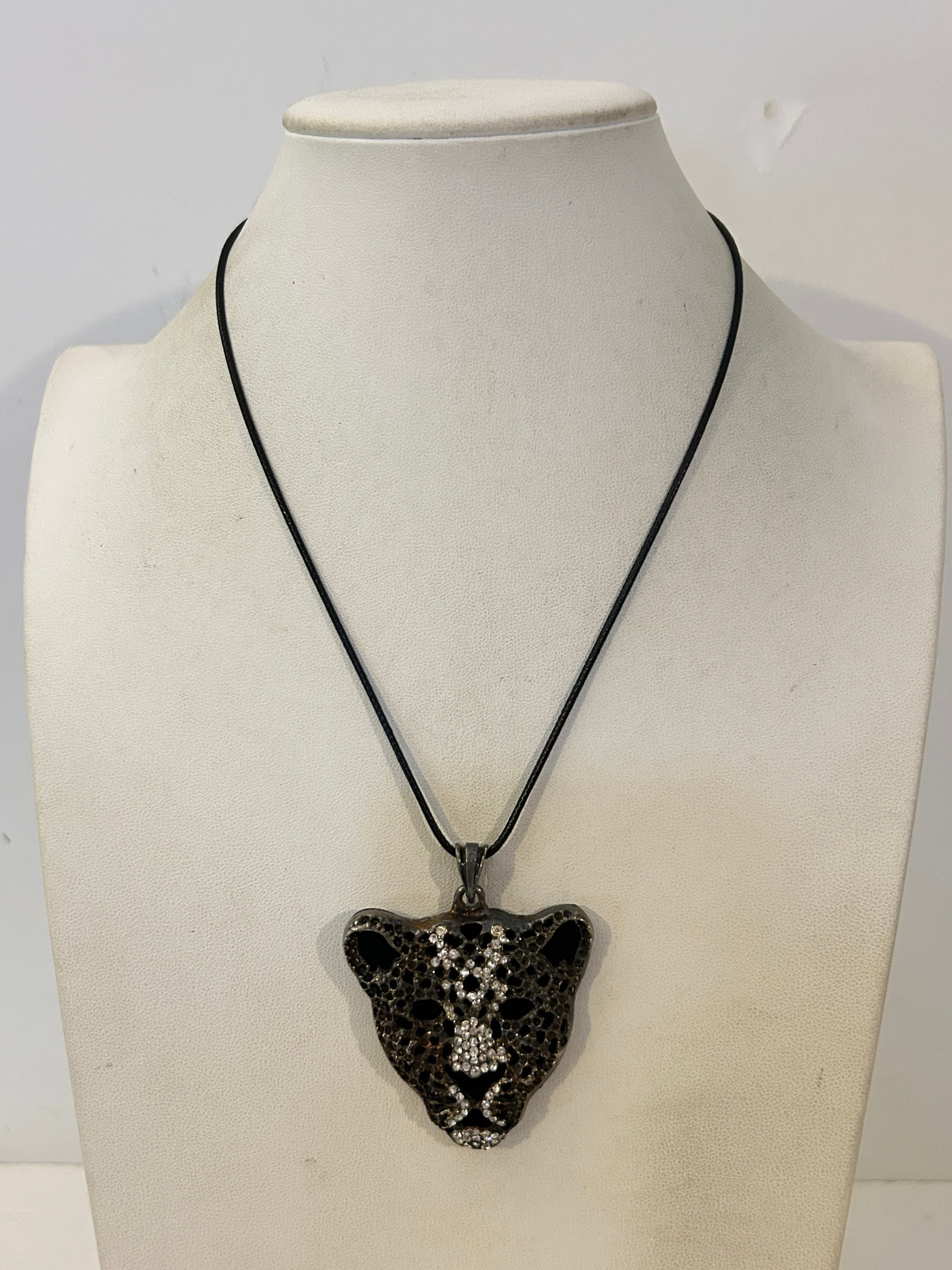 Vintage Beautiful Metal Leopard Cheetah Head PENDANT Necklace 18": Vintage Beautiful Metal Leopard Cheetah Head PENDANT Necklace 18" Please view all photos as they are part of the description and condition of this Item, Feel free to contact me with questions or pictu