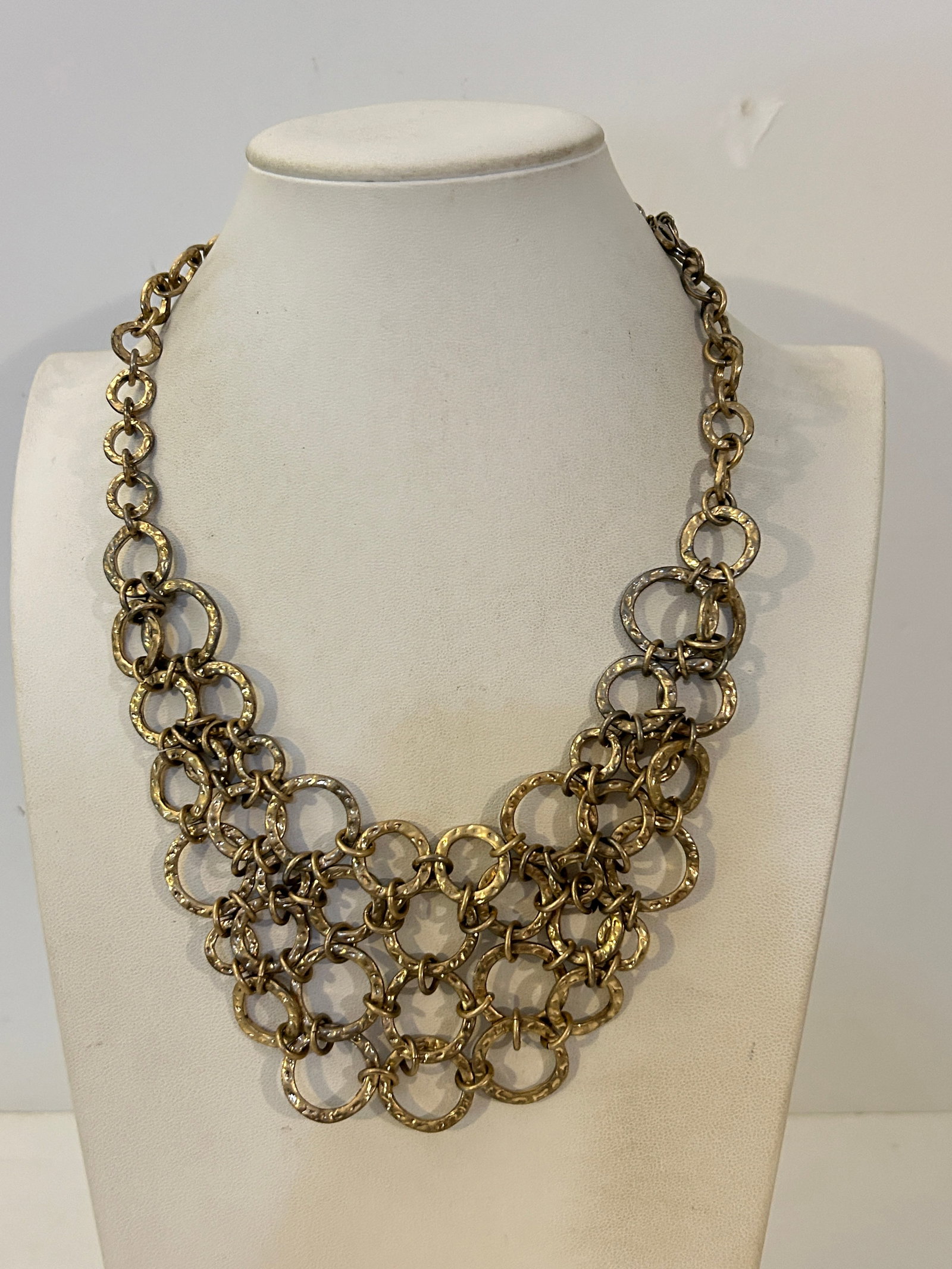 Vintage gold-tone interlocking hammered ring bib Necklace 18": Vintage gold-tone interlocking hammered ring bib Necklace 18" Please view all photos as they are part of the description and condition of this Item, Feel free to contact me with questions or picture r