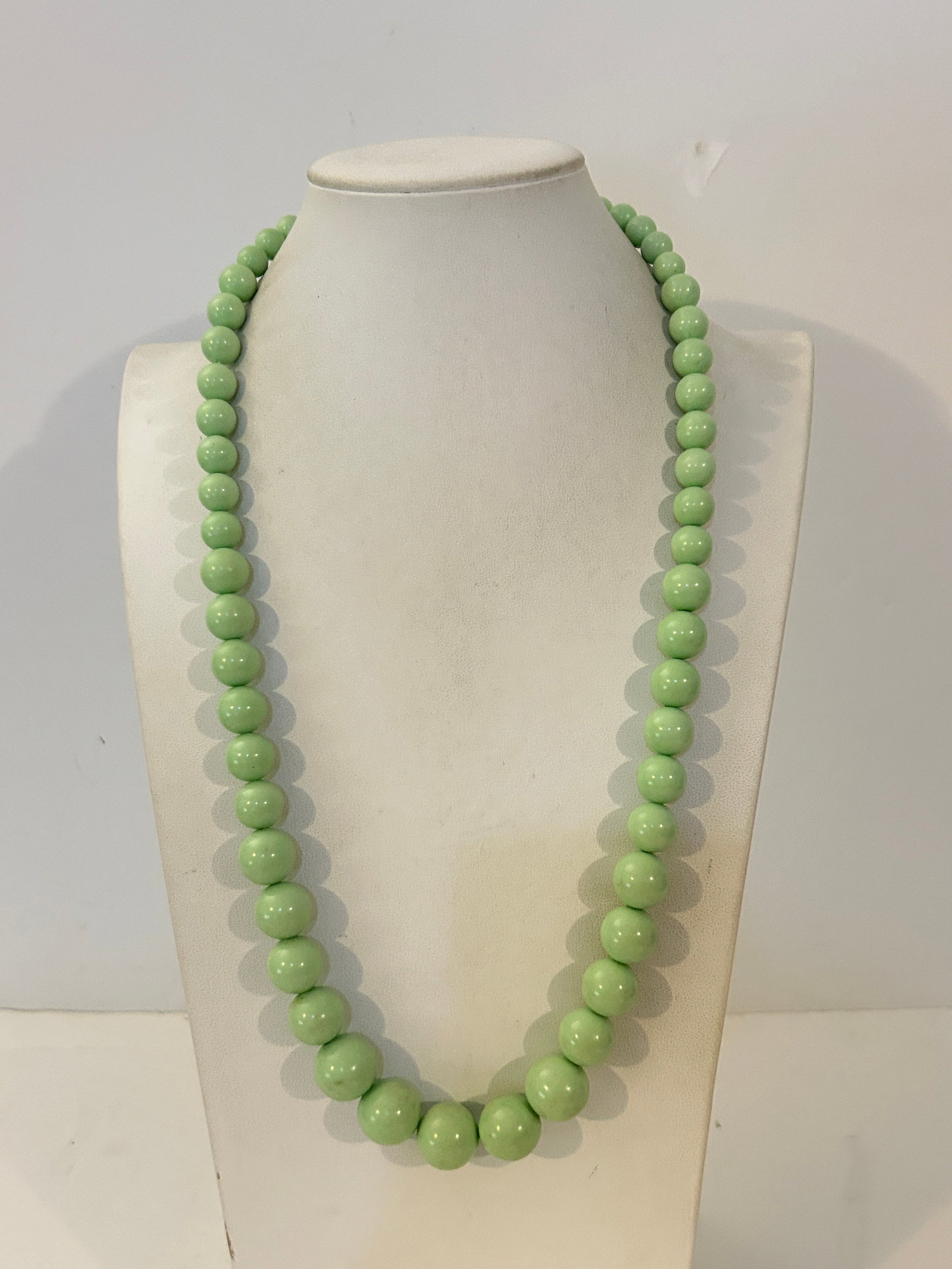 Vintage pale green acrylic or lucite graduated bead Necklace 26": Vintage pale green acrylic or lucite graduated bead Necklace 26" Please view all photos as they are part of the description and condition of this Item, Feel free to contact me with questions or pictur