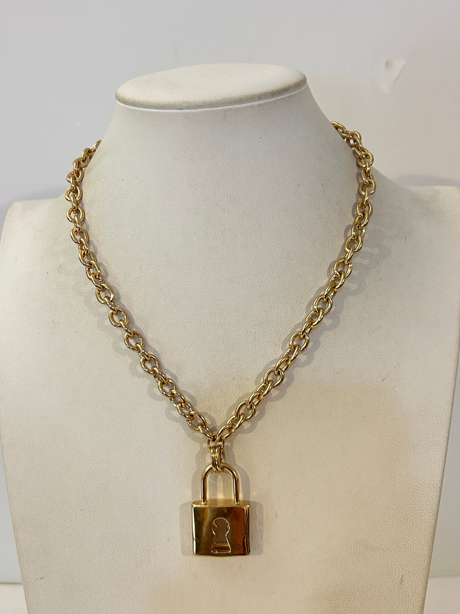 Vintage Goldtone Lock pendant Necklace 18": Vintage Goldtone Lock pendant Necklace 18" Please view all photos as they are part of the description and condition of this Item, Feel free to contact me with questions or picture requests! Used Item 