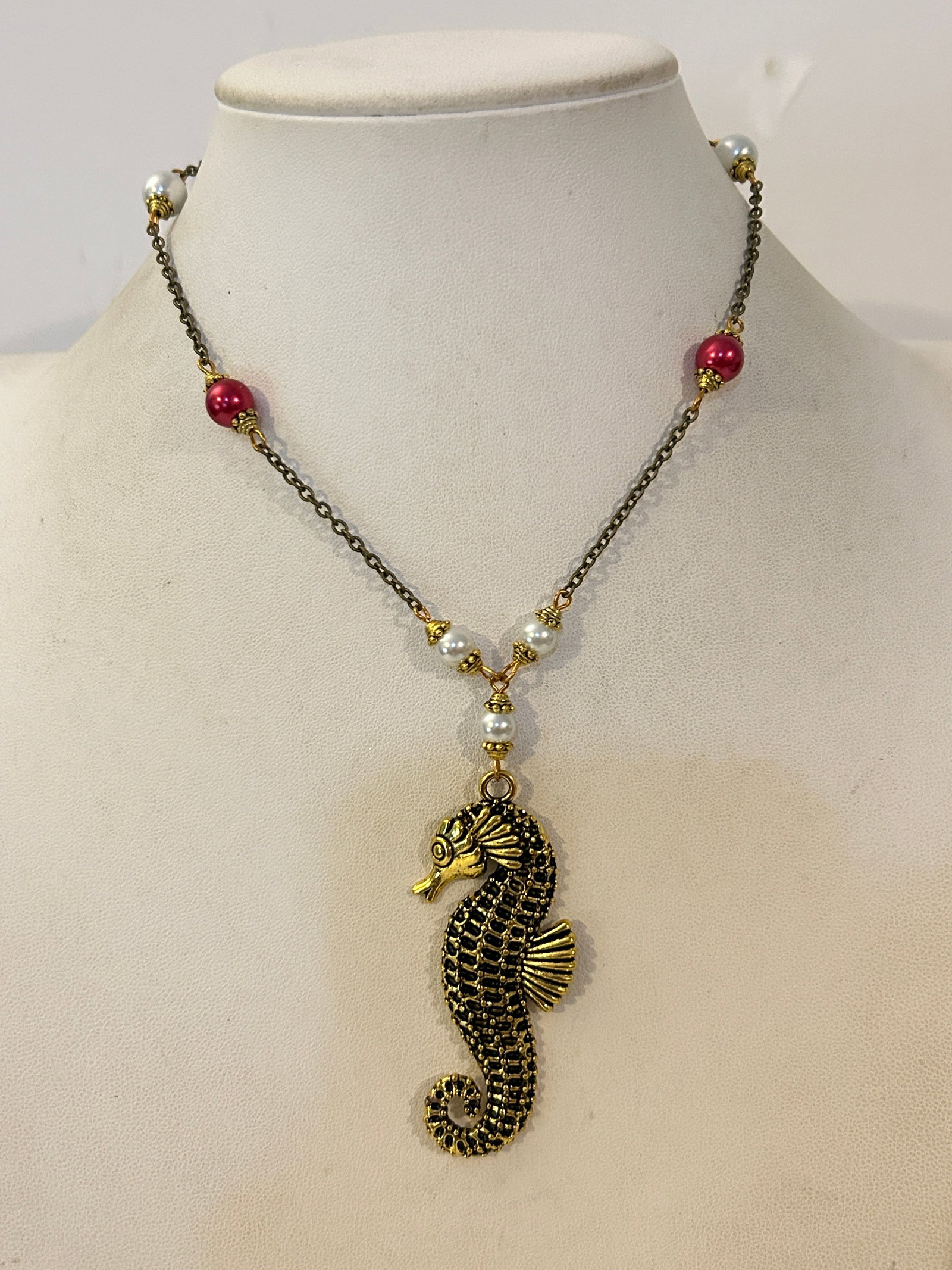 Vintage gold-tone Seahorse pendant Necklace 14": Vintage gold-tone Seahorse pendant Necklace 14" Please view all photos as they are part of the description and condition of this Item, Feel free to contact me with questions or picture requests! Used 