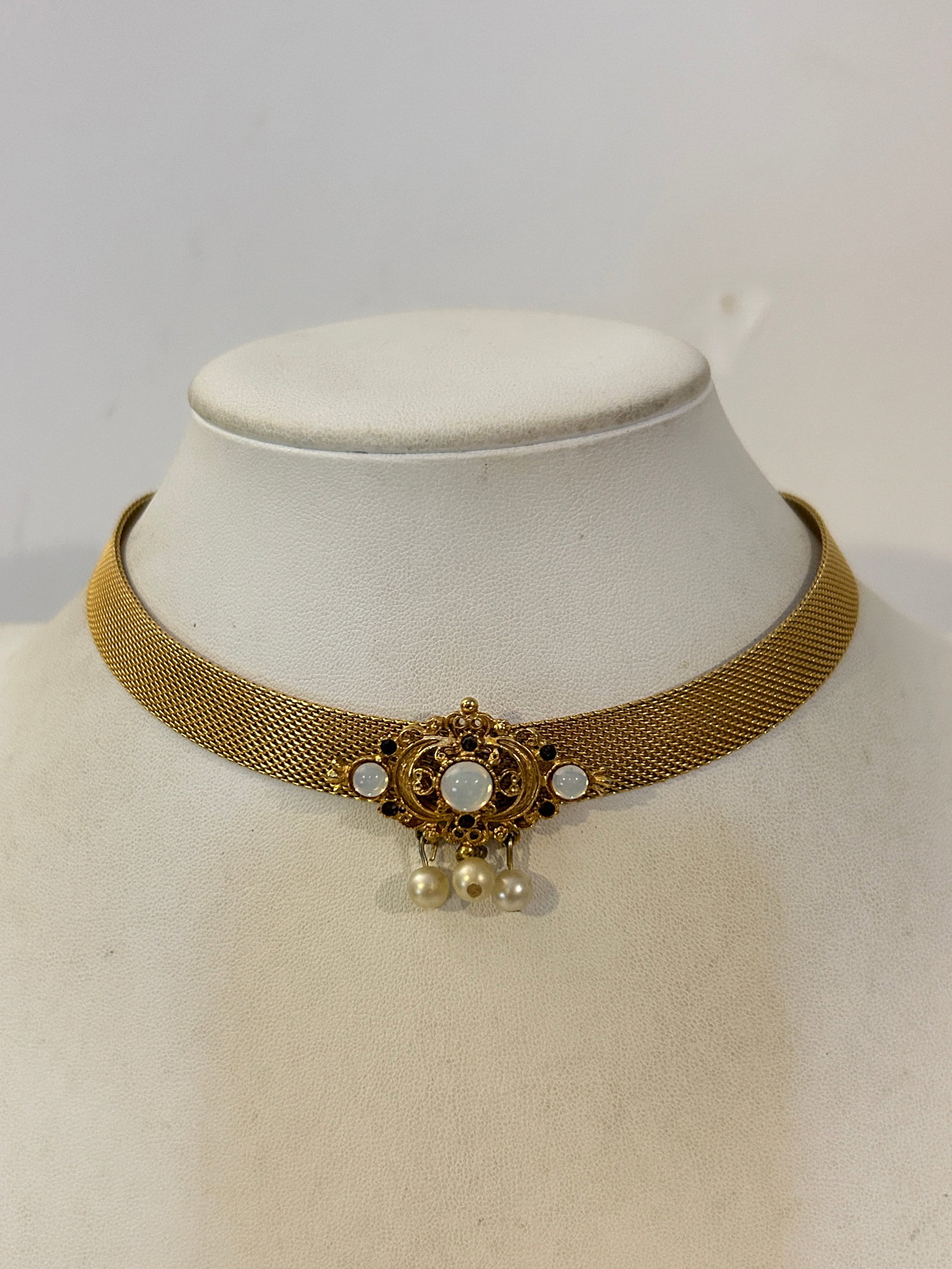 Vintage Gold Tone Mesh faux pearl Choker Necklace 15": Vintage Gold Tone Mesh faux pearl Choker Necklace 15" Please view all photos as they are part of the description and condition of this Item, Feel free to contact me with questions or picture requests!