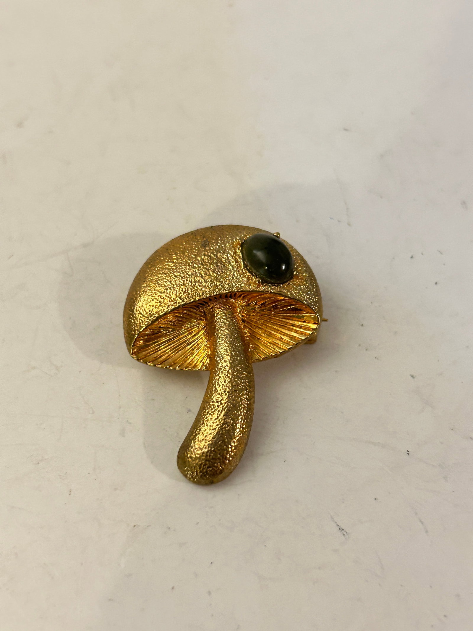 Vintage textured gold-tone mushroom brooch with a dark green cabochon accent: Vintage textured gold-tone mushroom brooch with a dark green cabochon accent Please view all photos as they are part of the description and condition of this Item, Feel free to contact me with questio