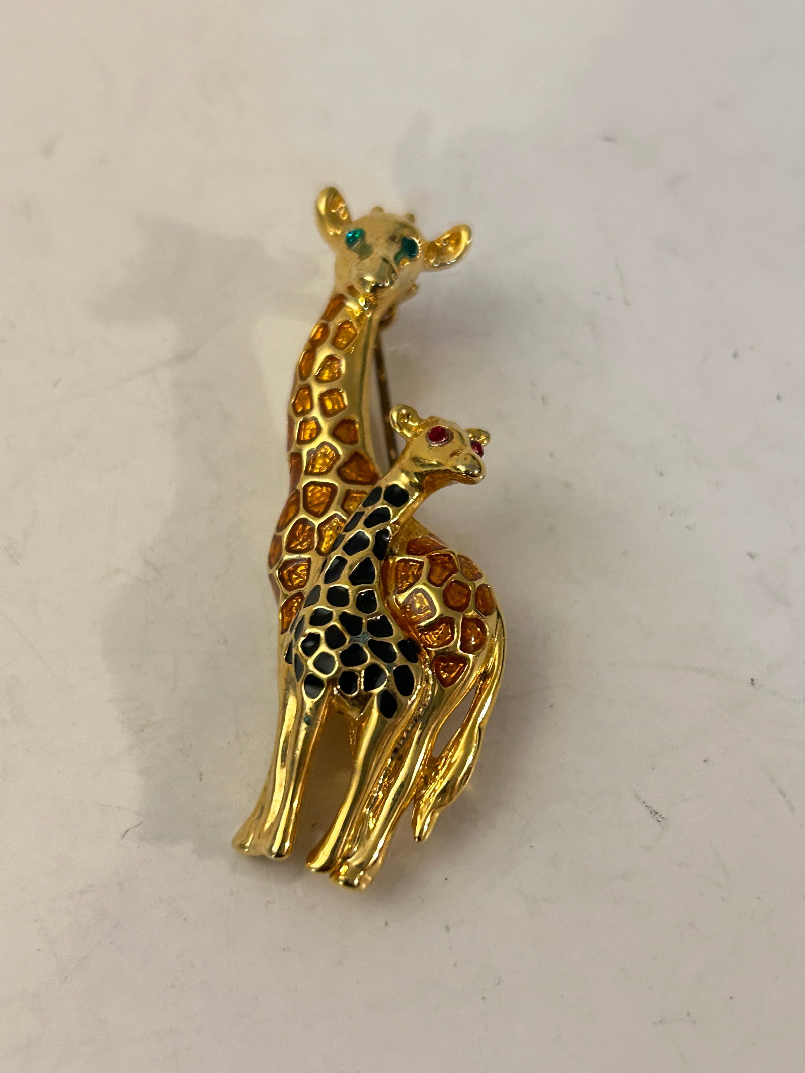 Vintage Enameled Mother and Baby Giraffe Brooch: Vintage Enameled Mother and Baby Giraffe Brooch Please view all photos as they are part of the description and condition of this Item, Feel free to contact me with questions or picture requests! Used 