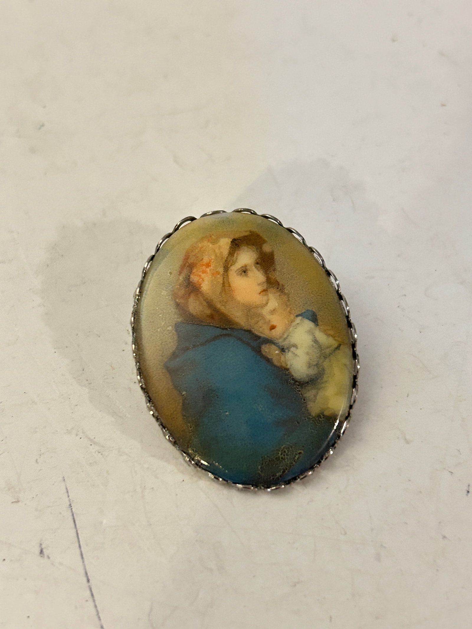 Vintage Religious Porcelain Virgin Mary and Baby Jesus Brooch: Vintage Religious Porcelain Virgin Mary and Baby Jesus Brooch Please view all photos as they are part of the description and condition of this Item, Feel free to contact me with questions or picture r