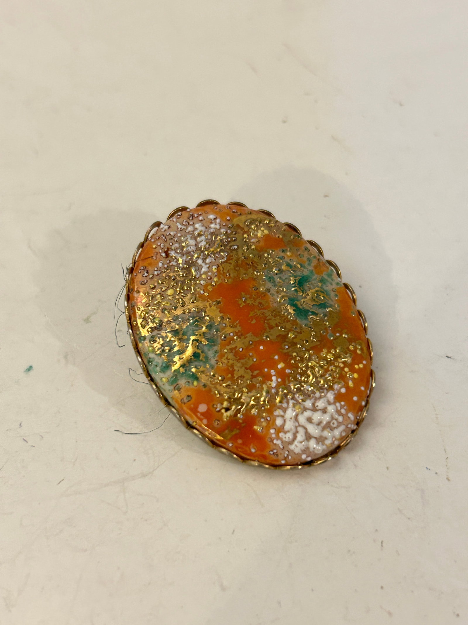 Vintage Art Glass Brooch 1960s Mod Cabochon: Vintage Art Glass Brooch 1960s Mod Cabochon Please view all photos as they are part of the description and condition of this Item, Feel free to contact me with questions or picture requests! Used Item