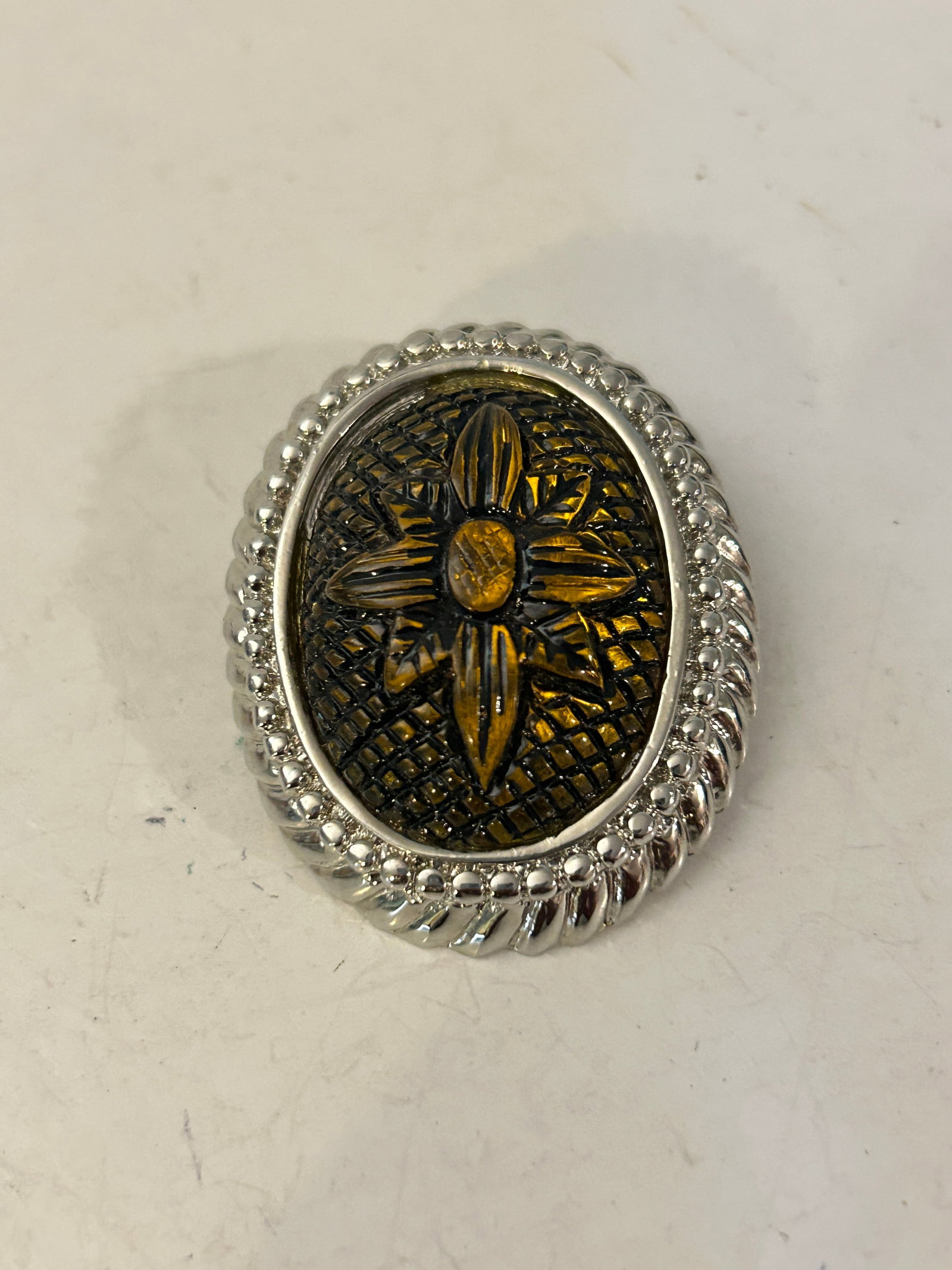 Vintage oval amber-toned floral and lattice design Brooch: Vintage oval amber-toned floral and lattice design Brooch Please view all photos as they are part of the description and condition of this Item, Feel free to contact me with questions or picture reque