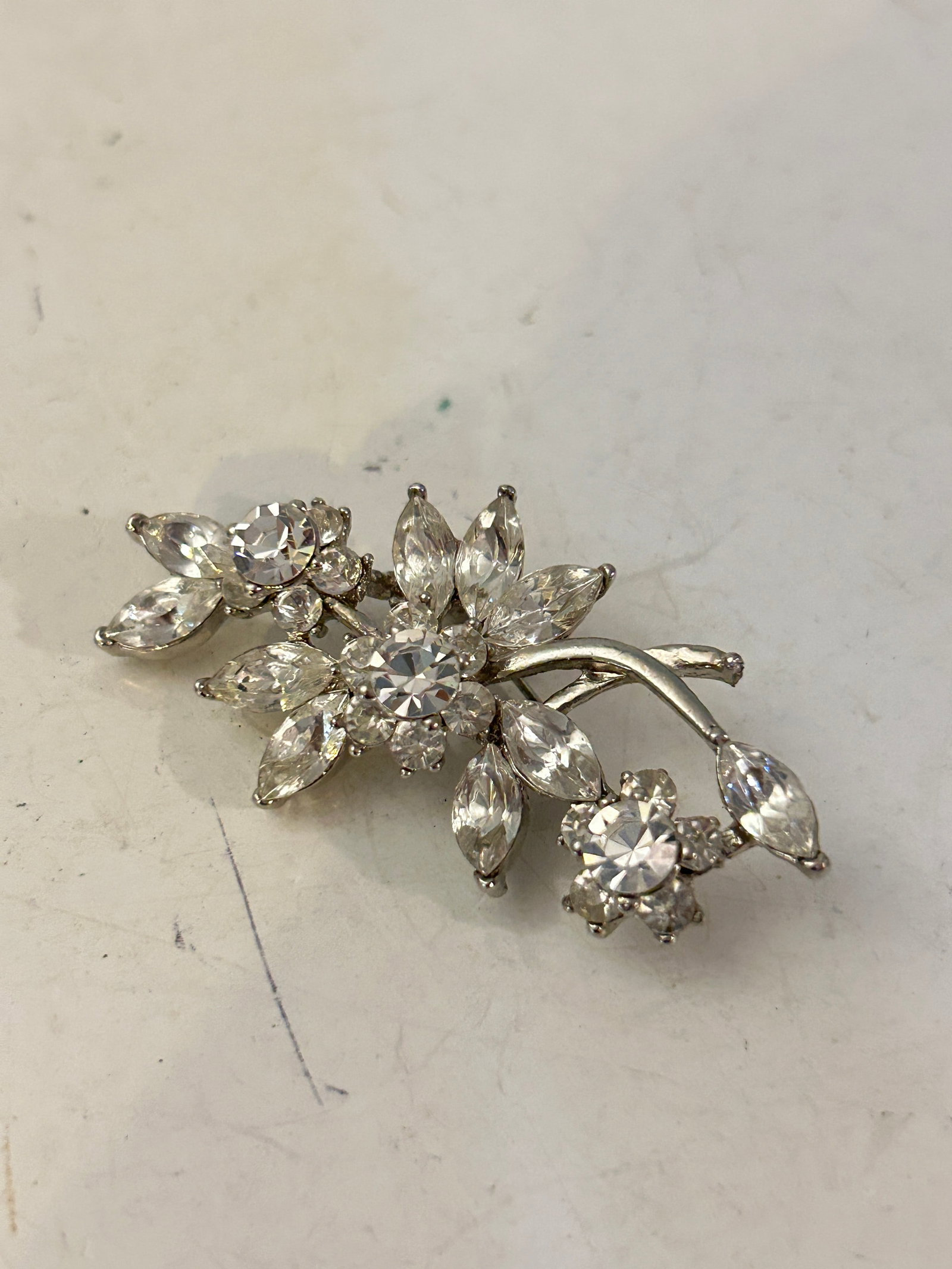 Vintage rhinestone Brooch: Vintage rhinestone Brooch Please view all photos as they are part of the description and condition of this Item, Feel free to contact me with questions or picture requests! Used Item AS IS