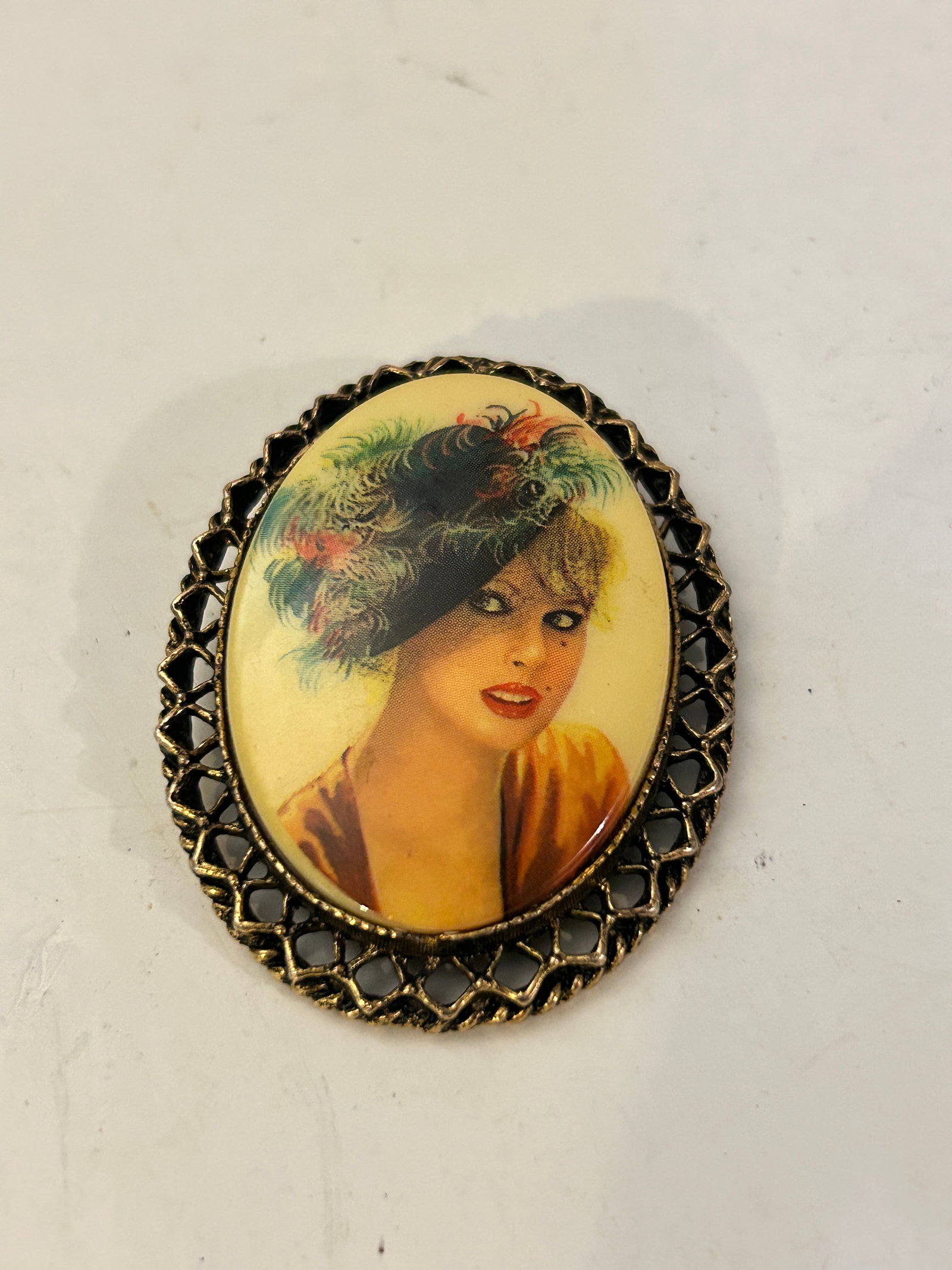 Vintage oval portrait Shoe Clip: Vintage oval portrait Shoe Clip Please view all photos as they are part of the description and condition of this Item, Feel free to contact me with questions or picture requests! Used Item AS IS