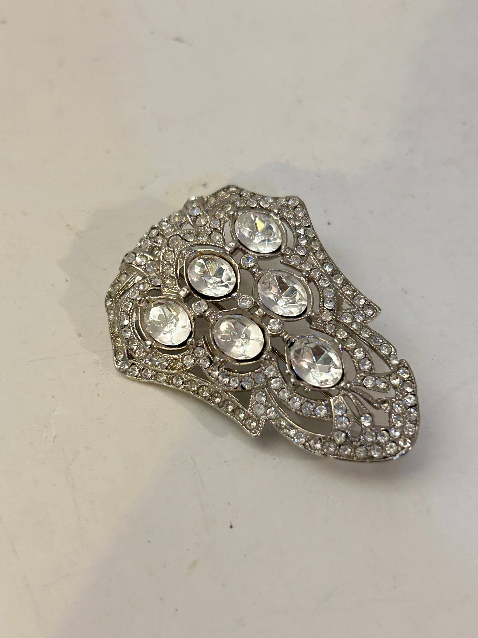 Vintage Rhinestone Brooch: Vintage Rhinestone Brooch Please view all photos as they are part of the description and condition of this Item, Feel free to contact me with questions or picture requests! Used Item AS IS
